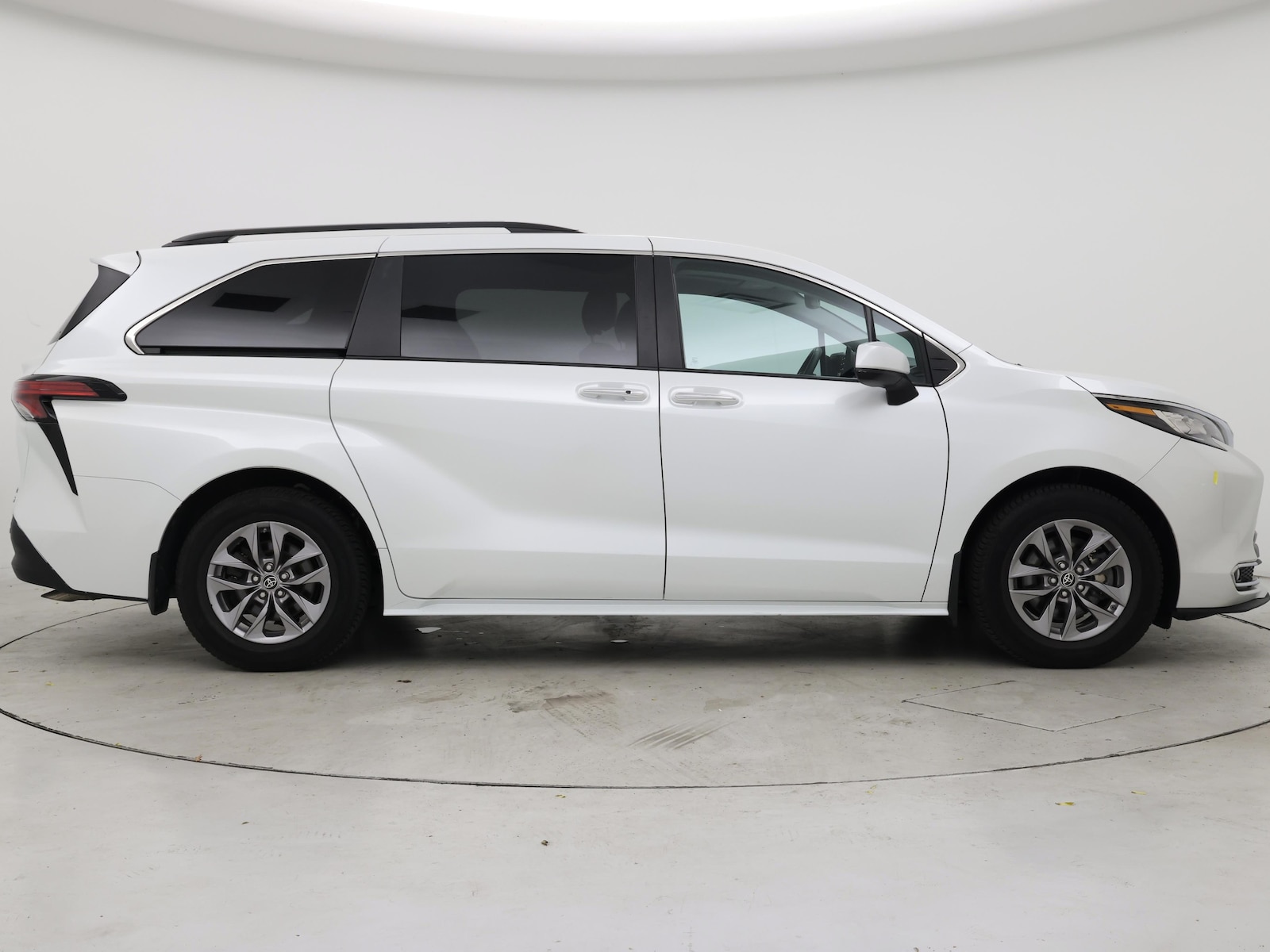 2022 Toyota Sienna XLE - Photo 8