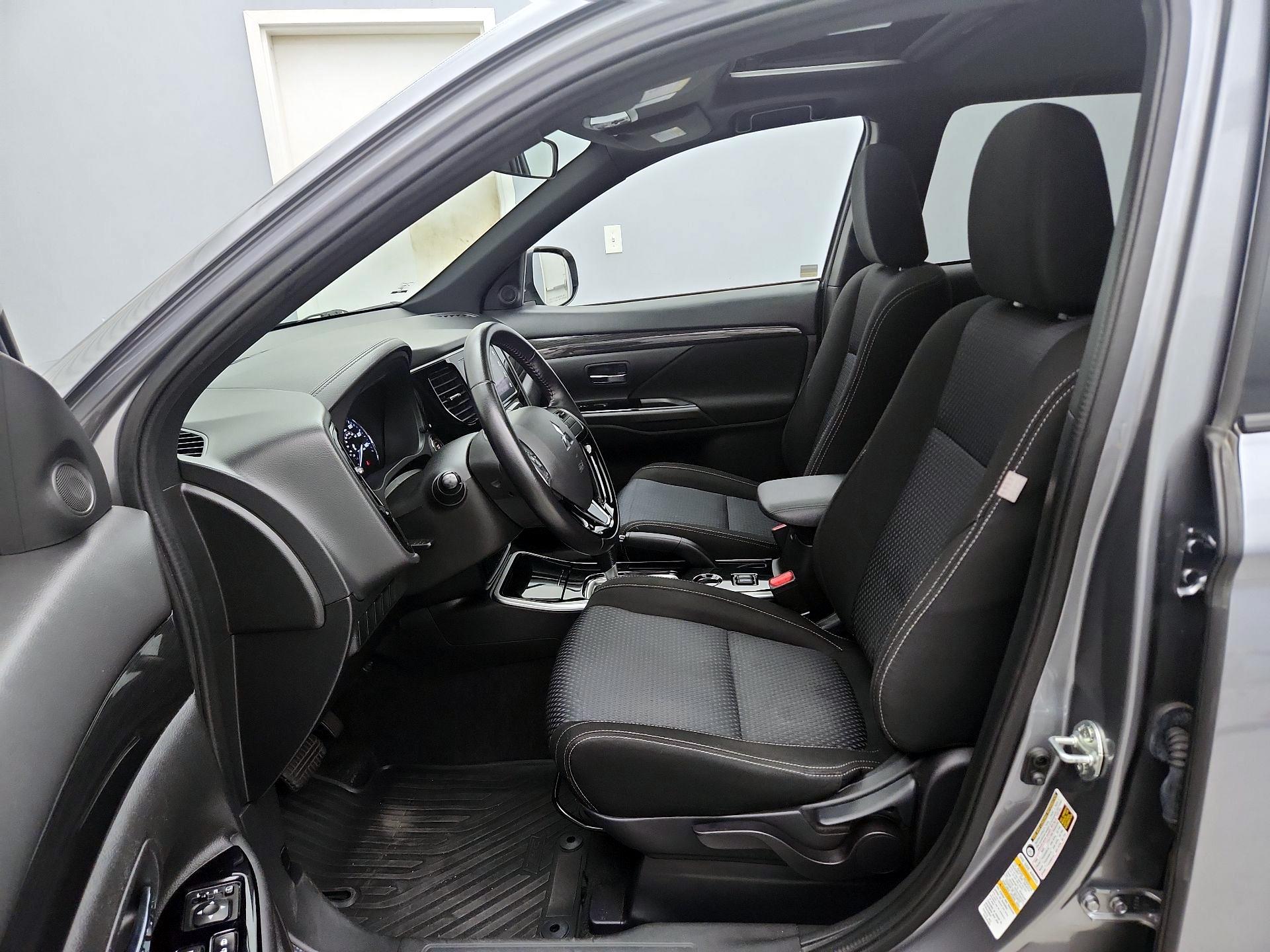 Thumbnail: 2018 Mitsubishi Outlander - 11