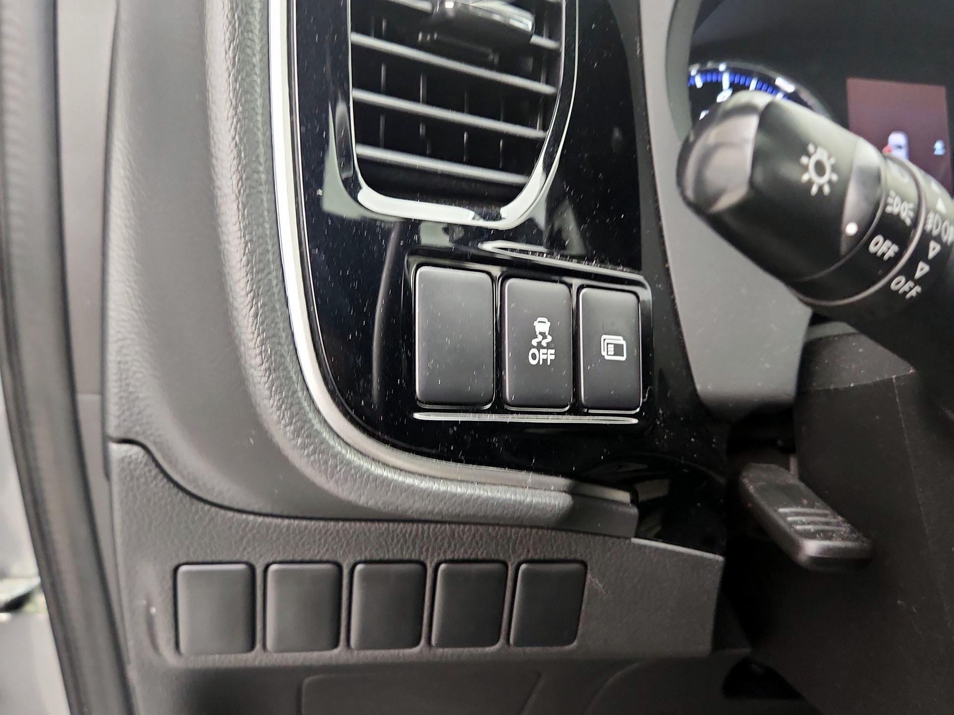 Thumbnail: 2018 Mitsubishi Outlander - 13