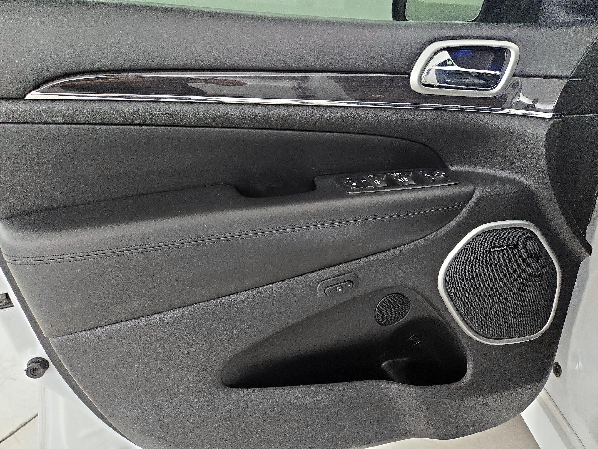 Thumbnail: 2015 Jeep Grand Cherokee - 12