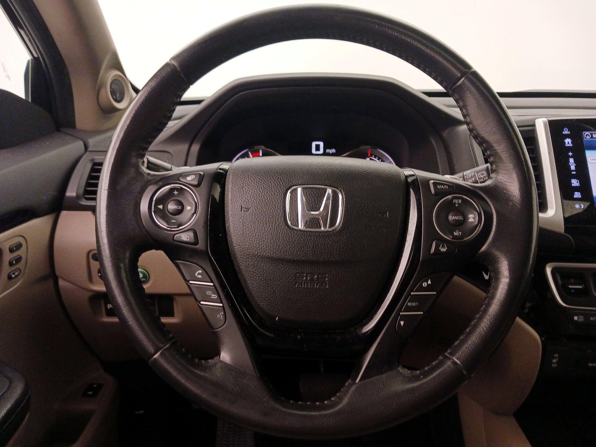 Thumbnail: 2017 Honda Pilot - 10