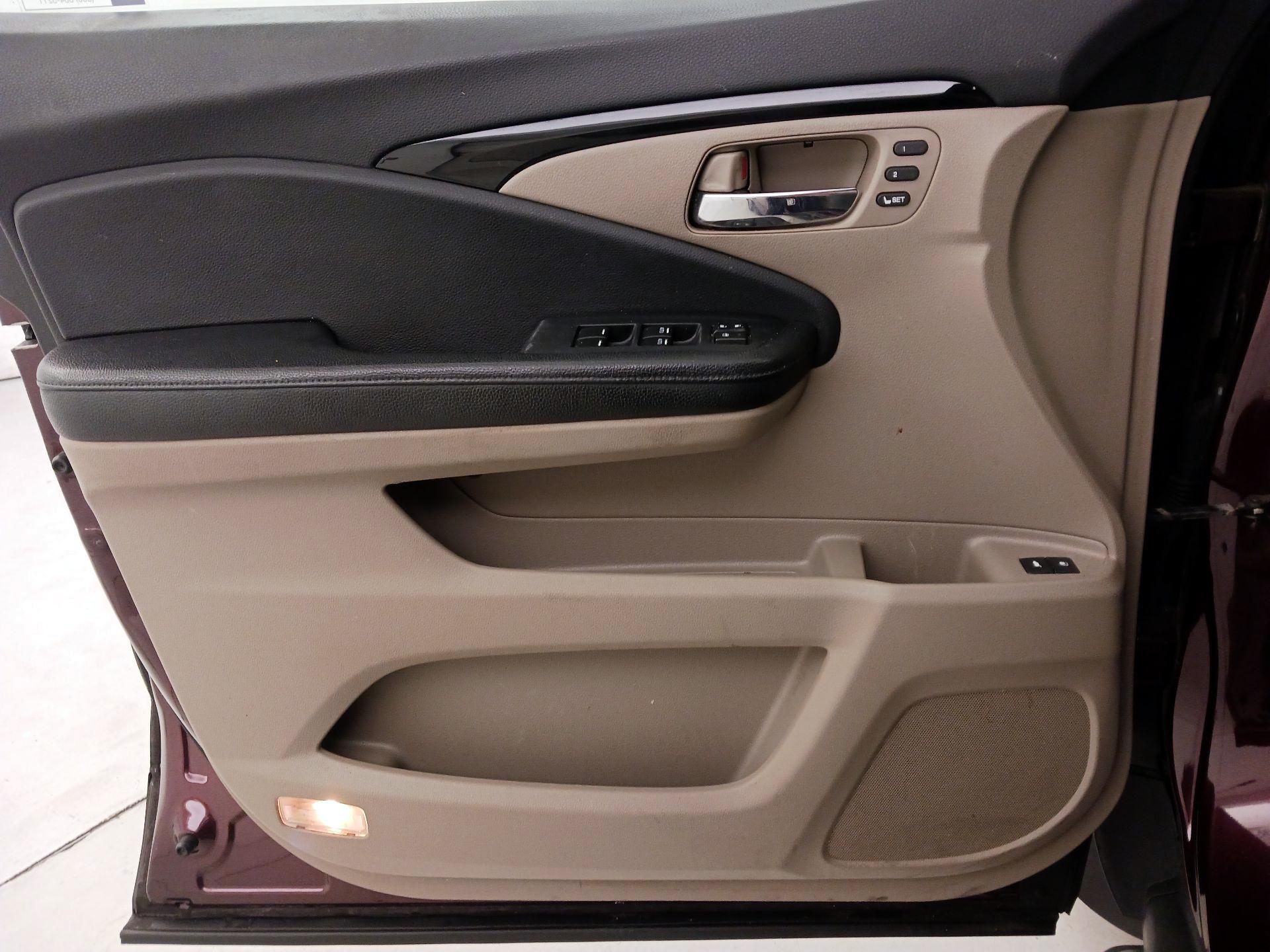 Thumbnail: 2017 Honda Pilot - 12