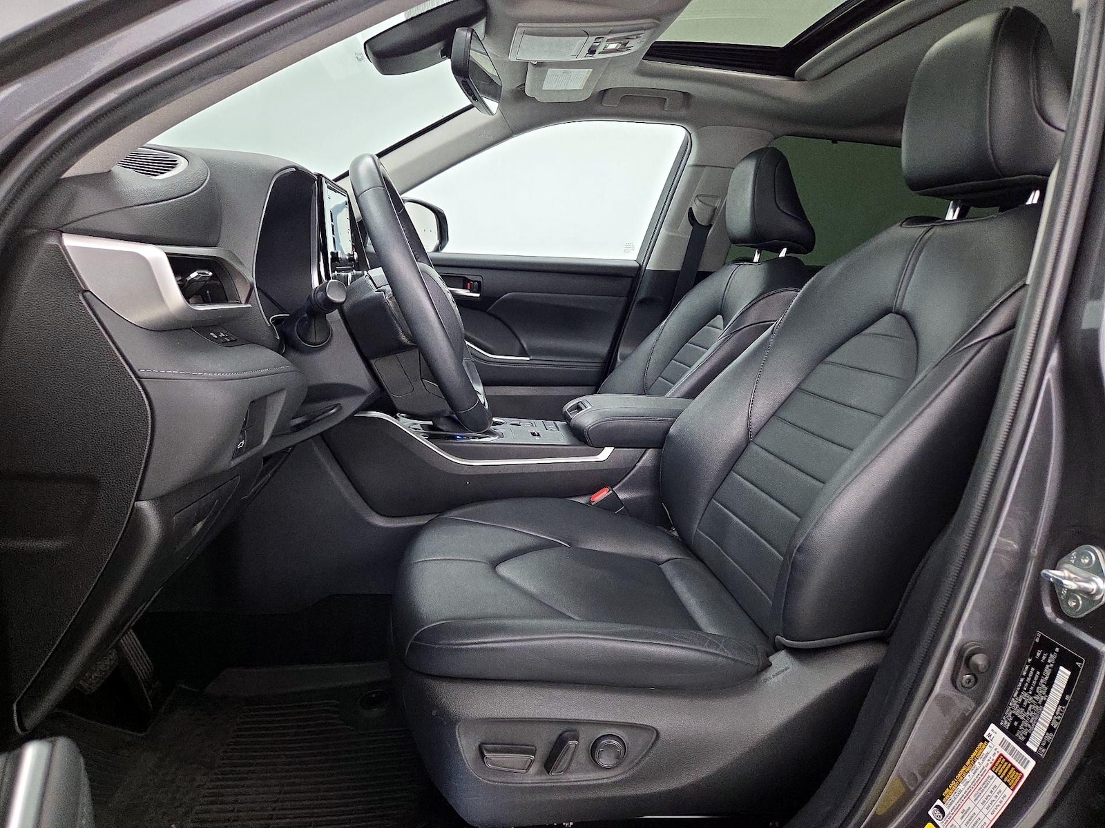 2022 Toyota Highlander XLE - Photo 12