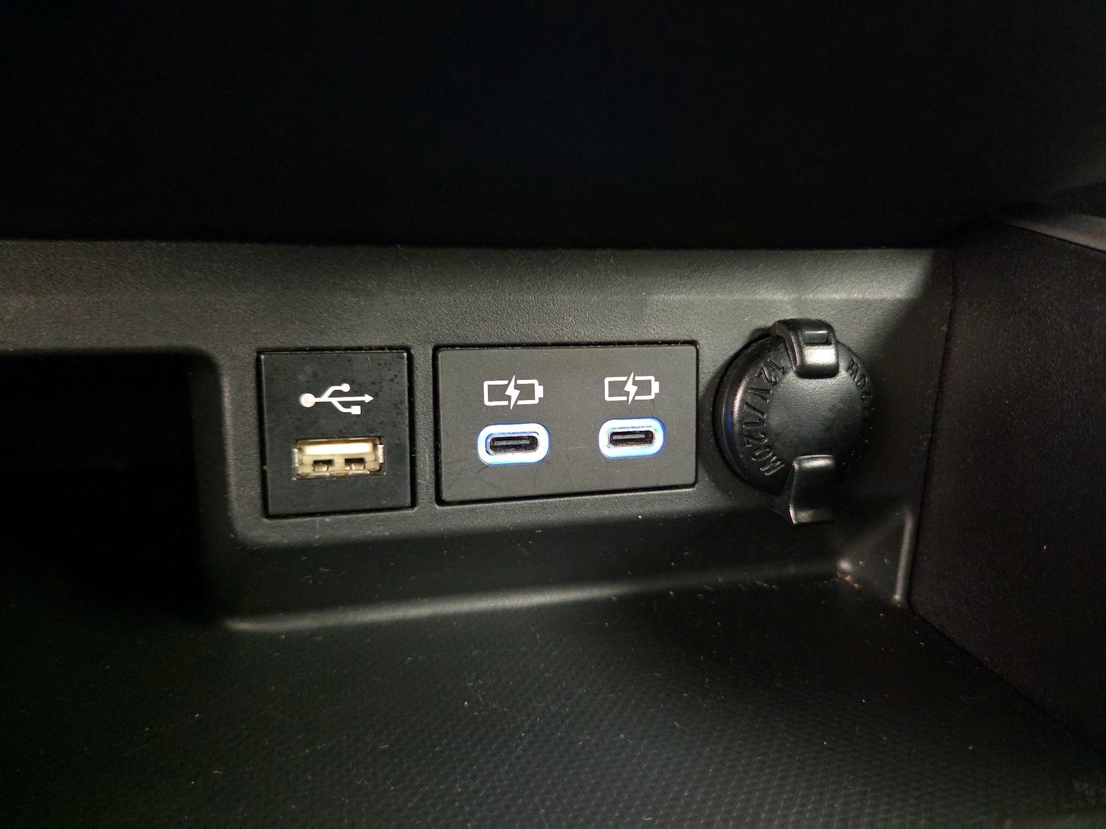 2022 Toyota Highlander XLE - Photo 18
