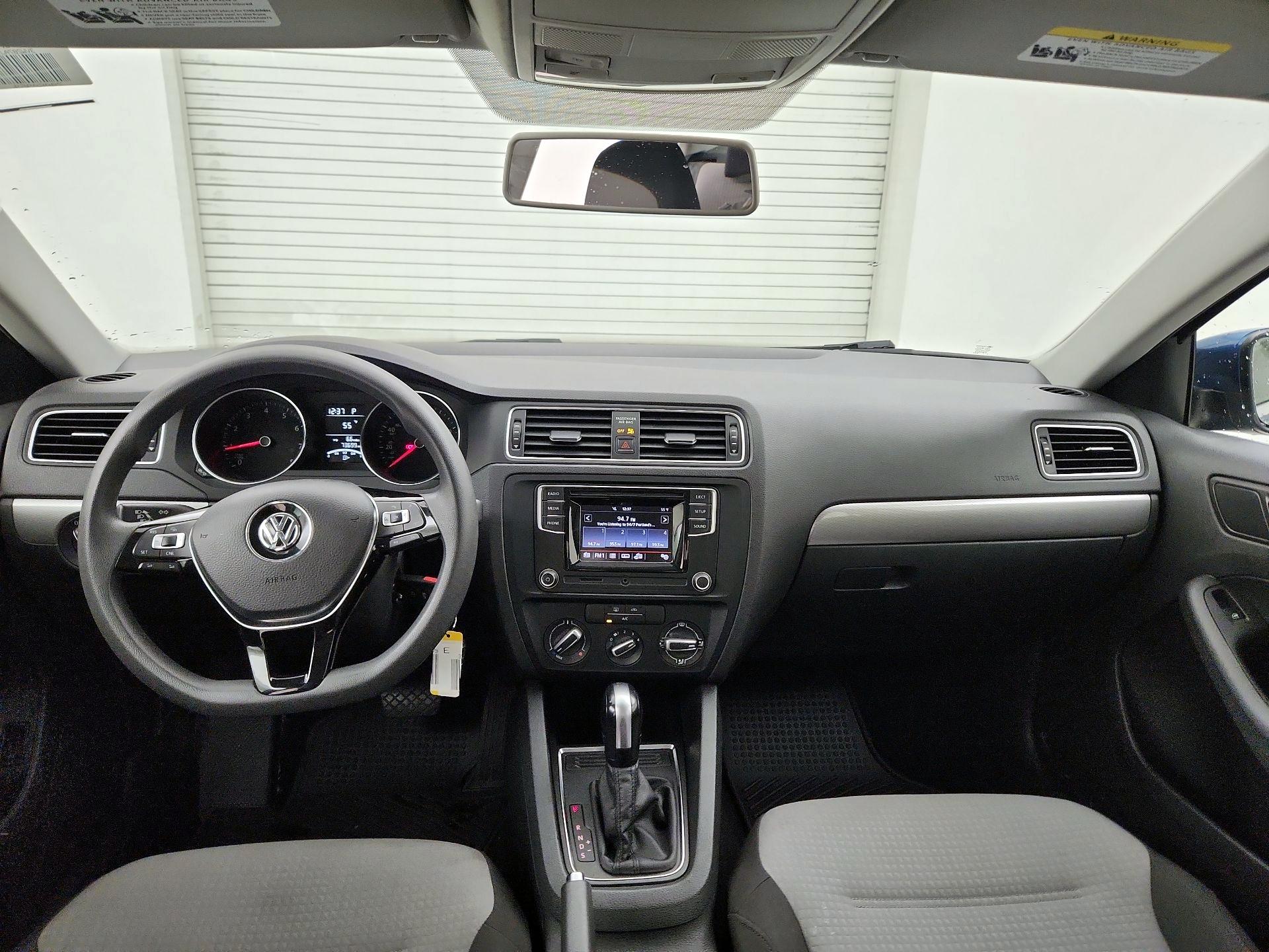 Thumbnail: 2017 Volkswagen Jetta - 9