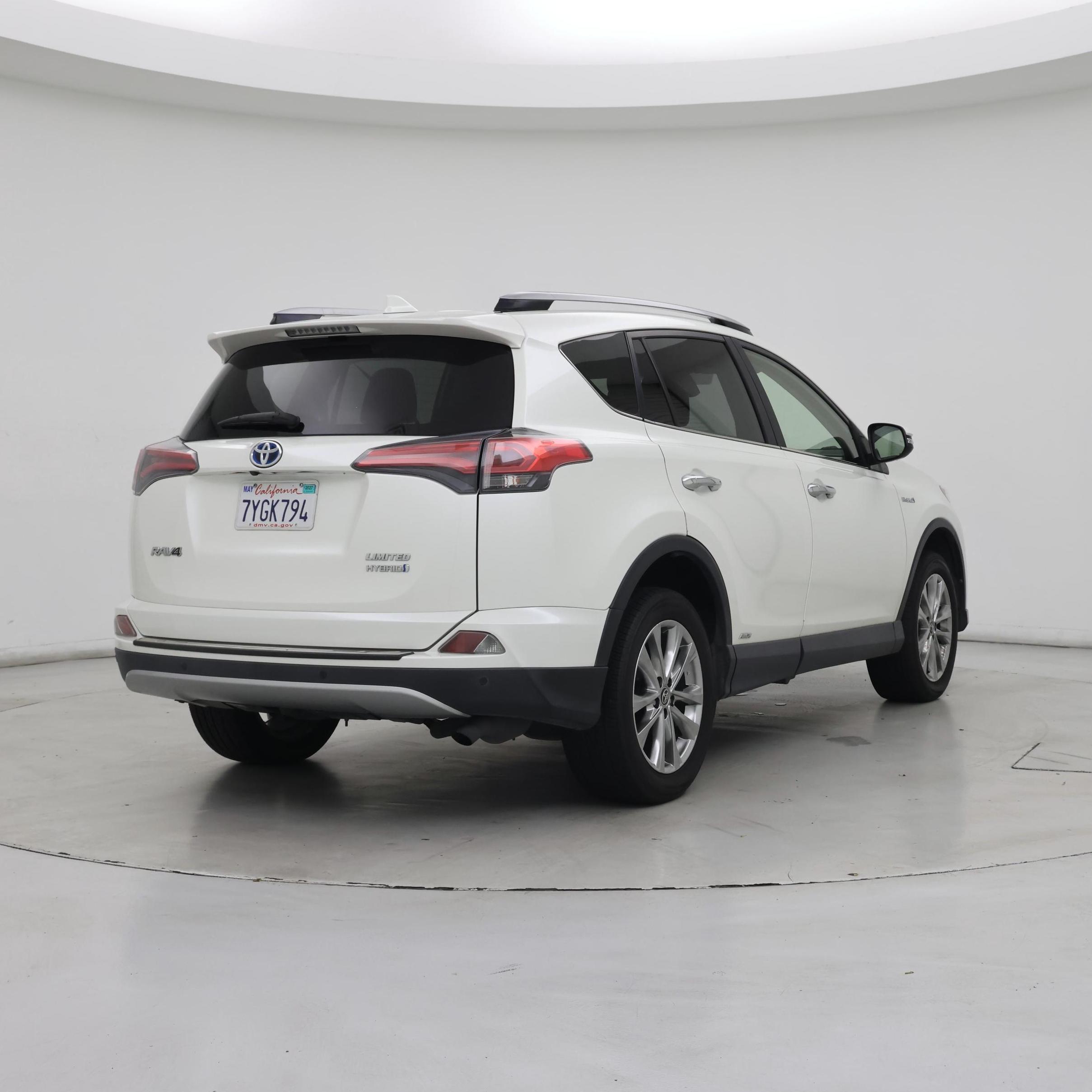 Thumbnail: 2017 Toyota RAV4 - 8