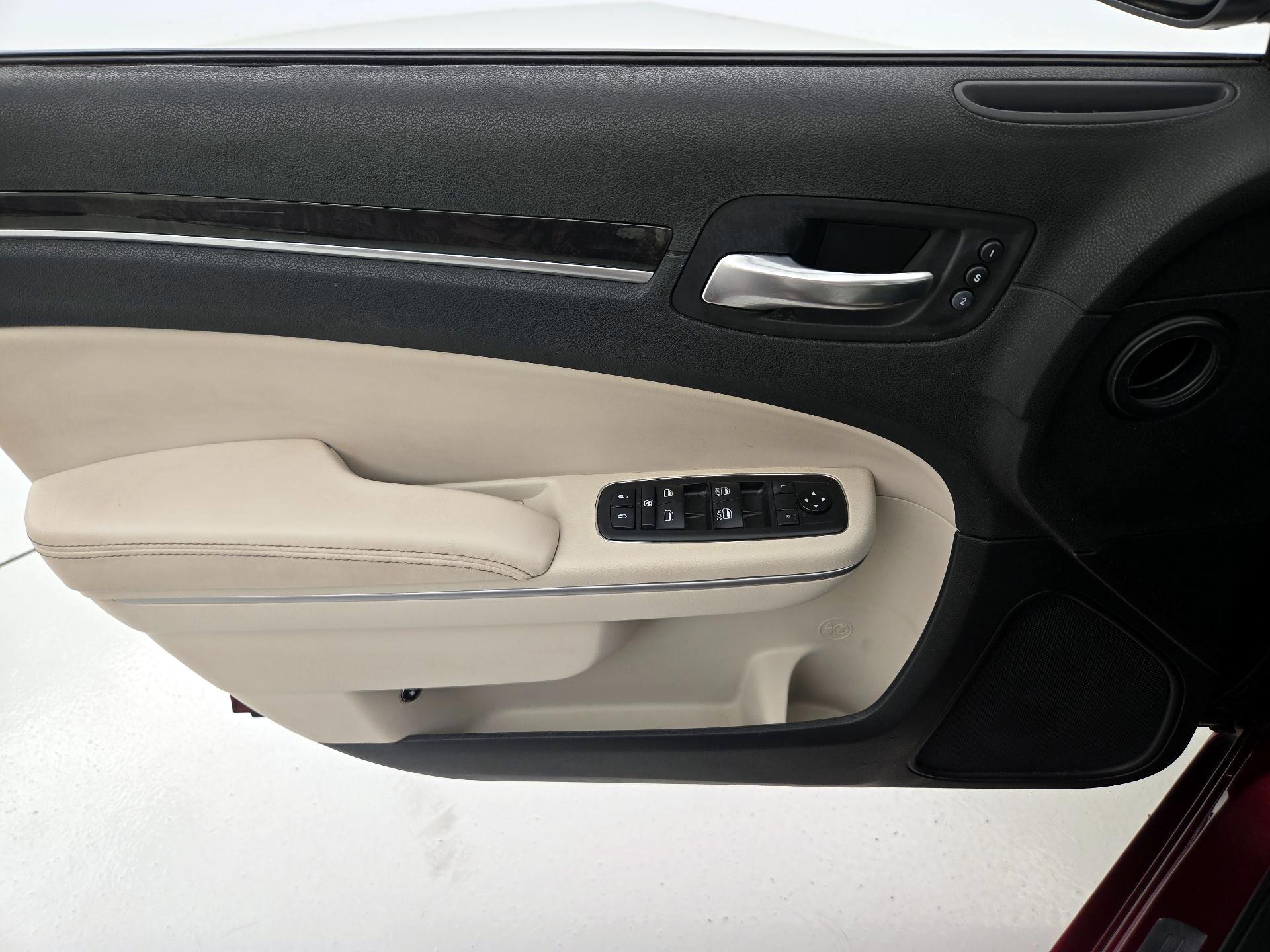 Thumbnail: 2019 Chrysler 300 - 12