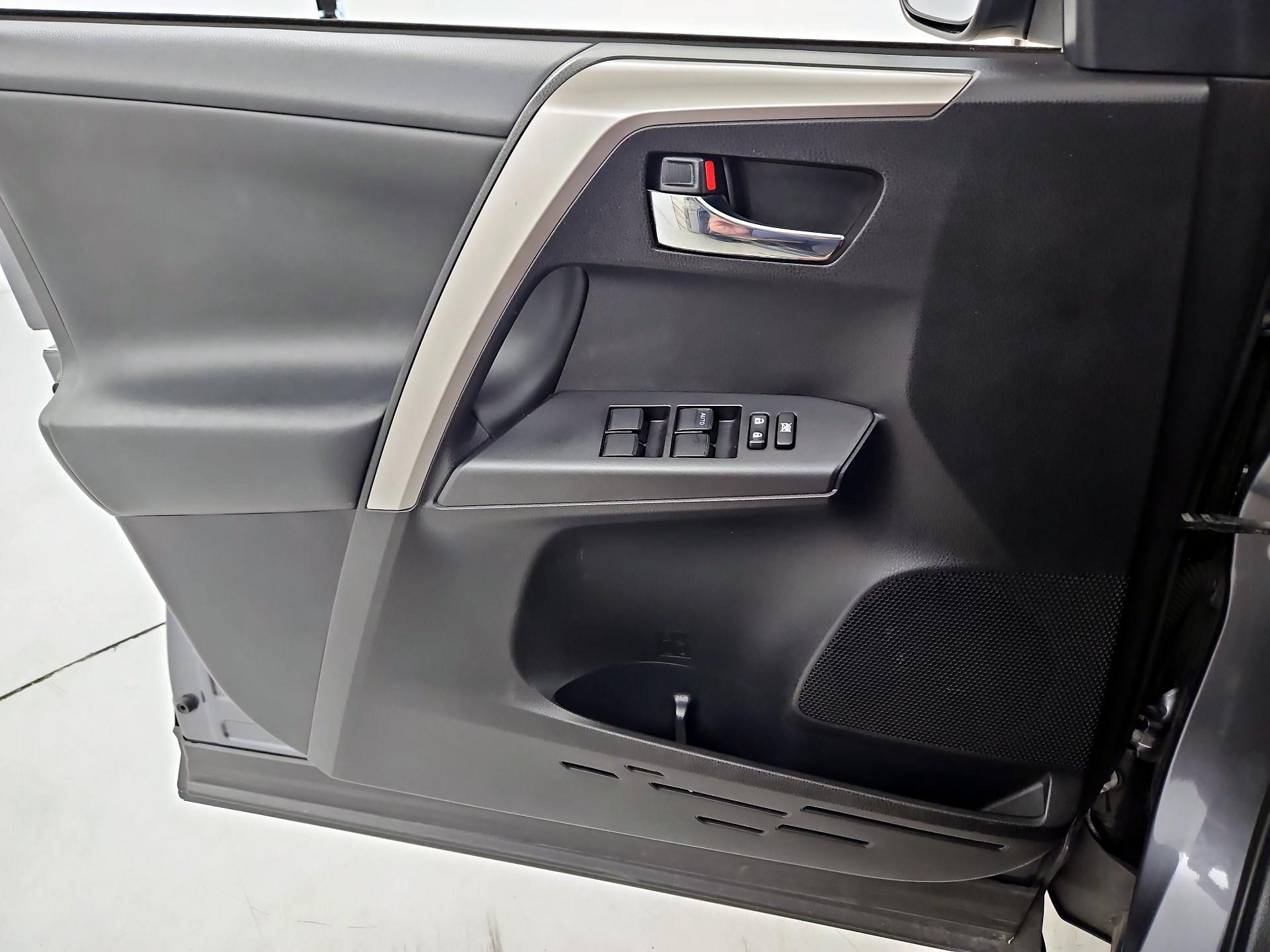 Thumbnail: 2018 Toyota RAV4 - 12