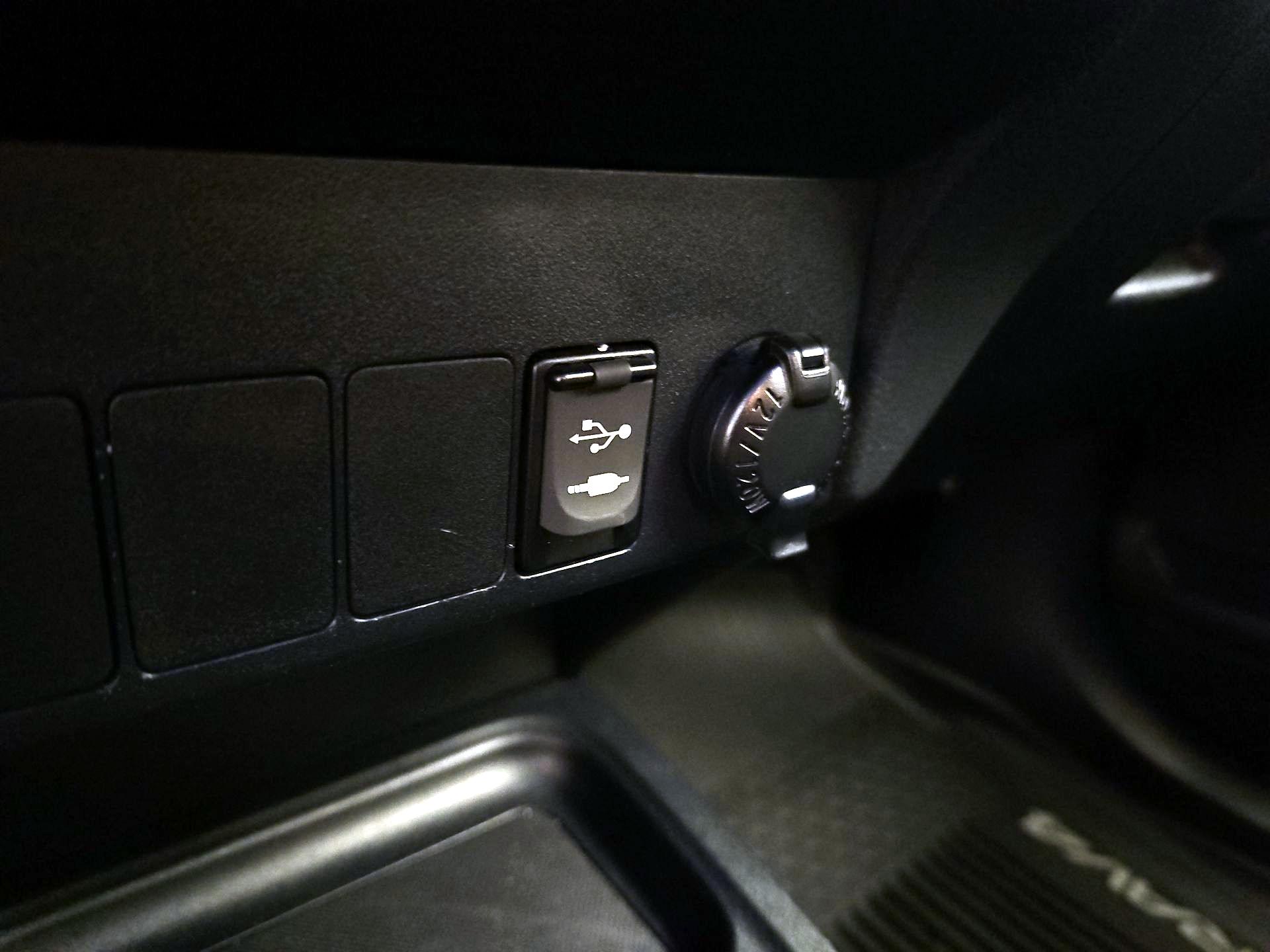 Thumbnail: 2018 Toyota RAV4 - 18