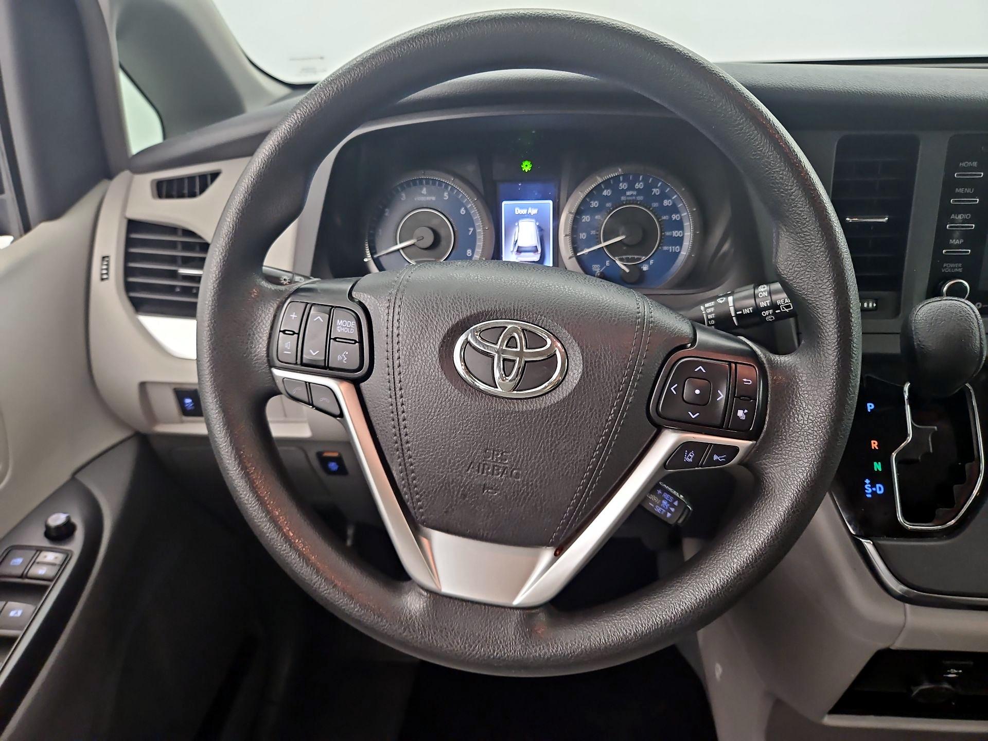 Thumbnail: 2019 Toyota Sienna - 10