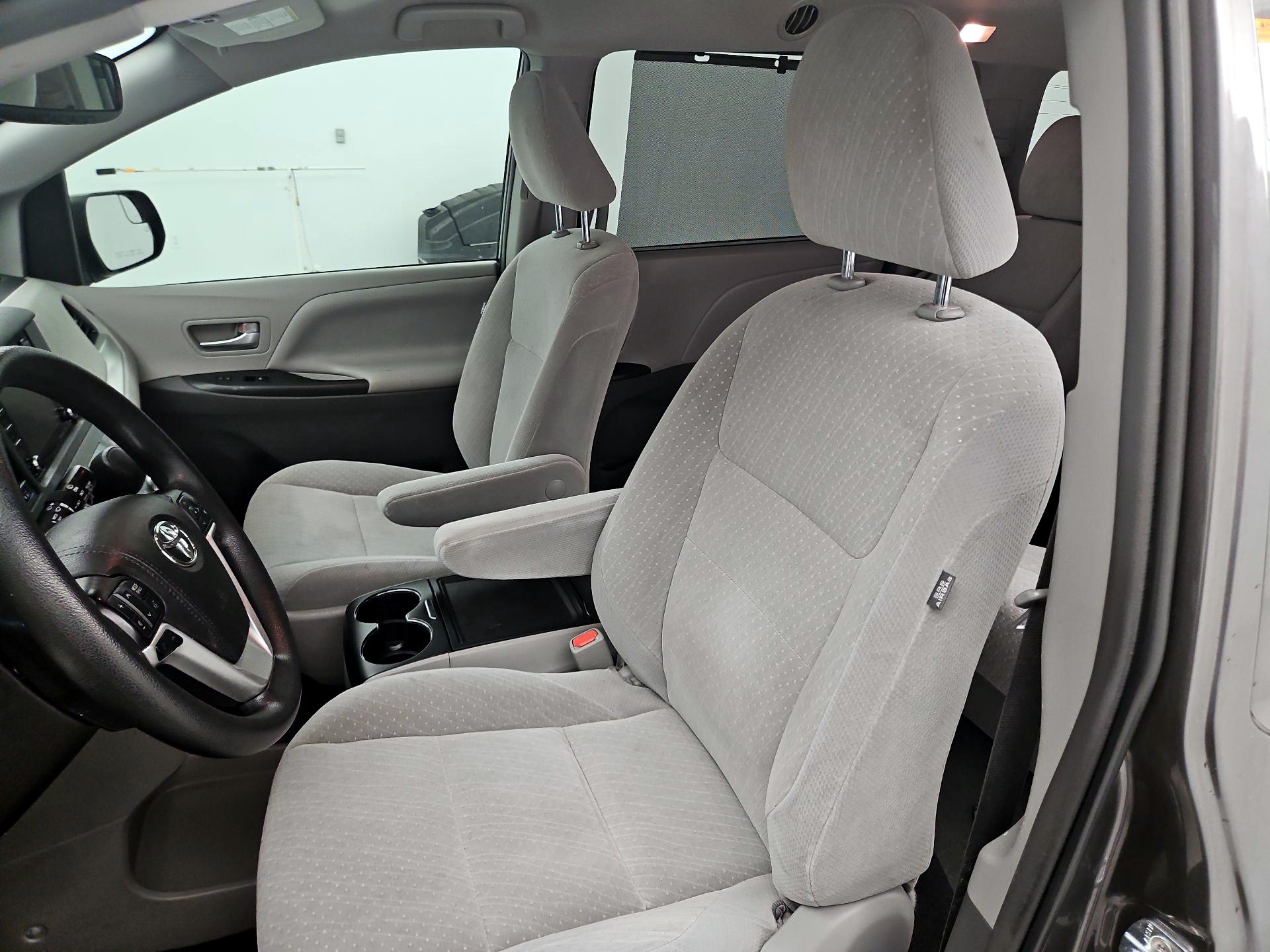 Thumbnail: 2019 Toyota Sienna - 11