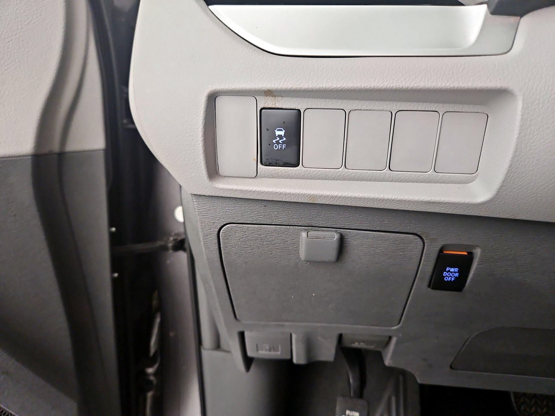 Thumbnail: 2019 Toyota Sienna - 13