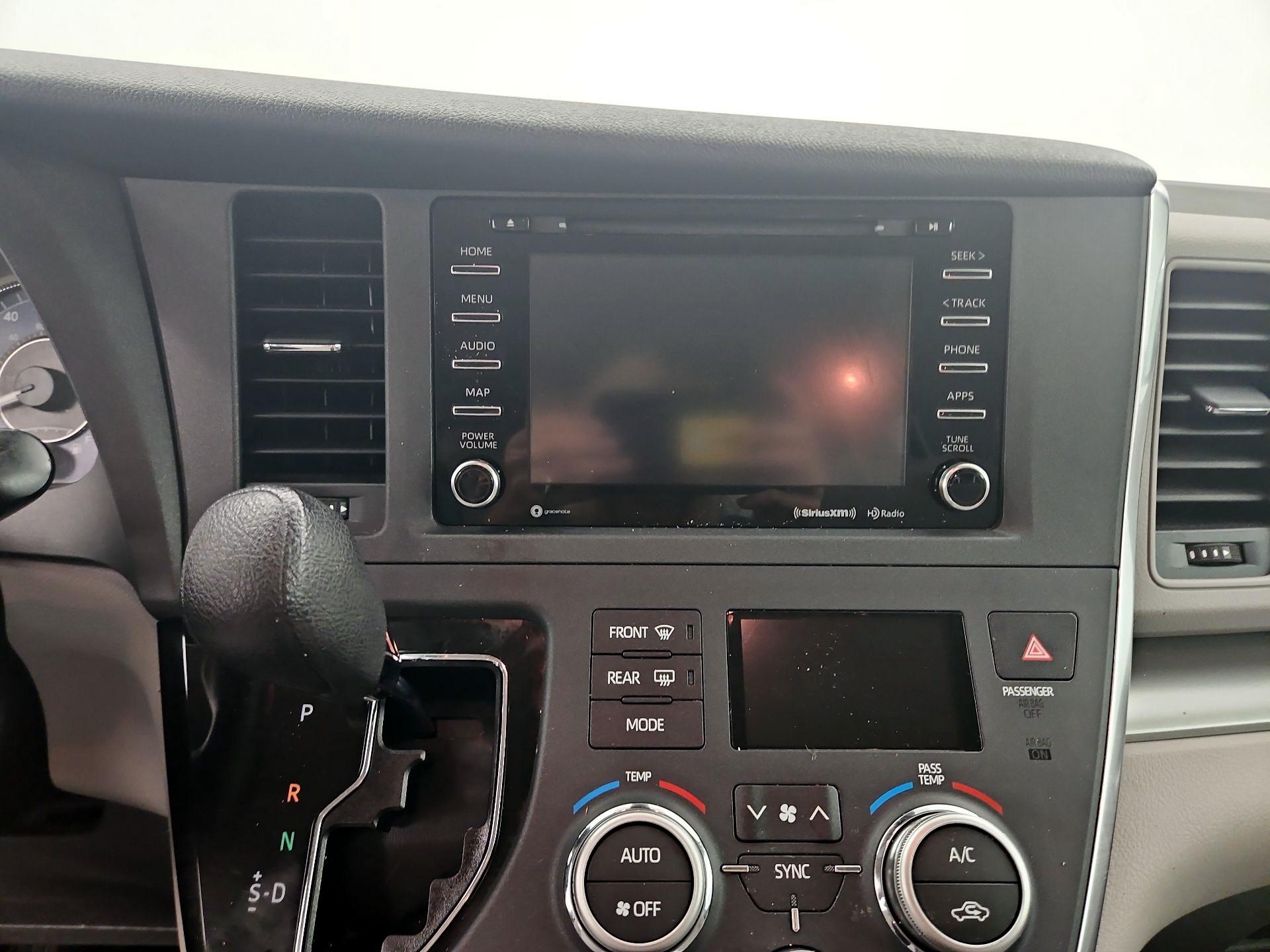 Thumbnail: 2019 Toyota Sienna - 15