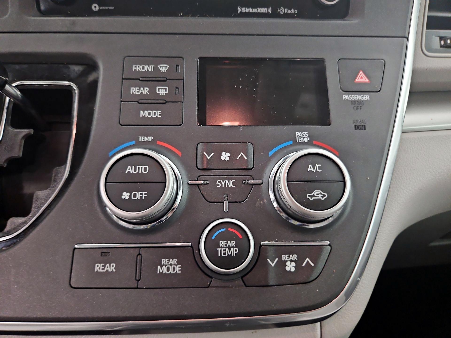 Thumbnail: 2019 Toyota Sienna - 16