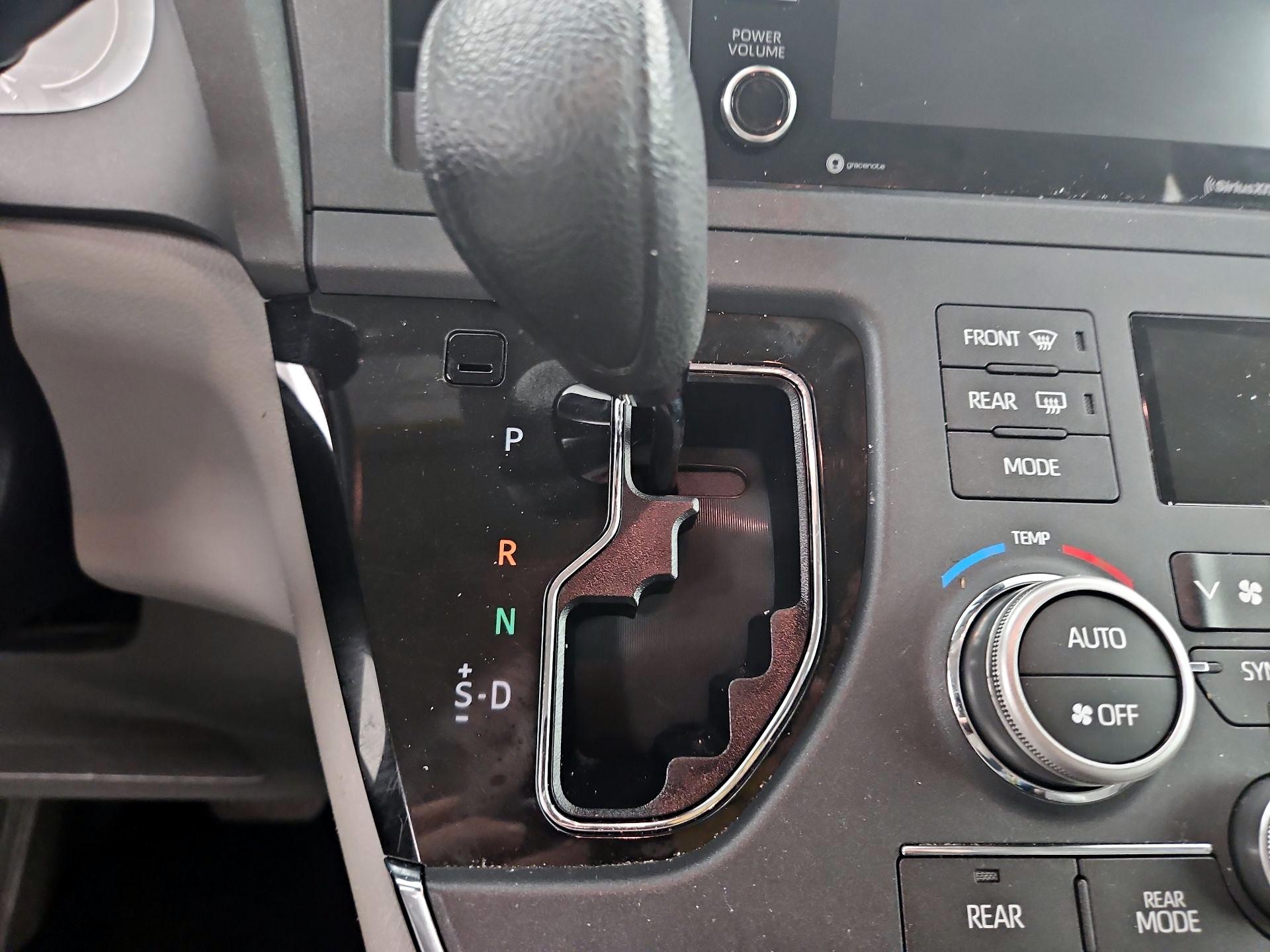 Thumbnail: 2019 Toyota Sienna - 17