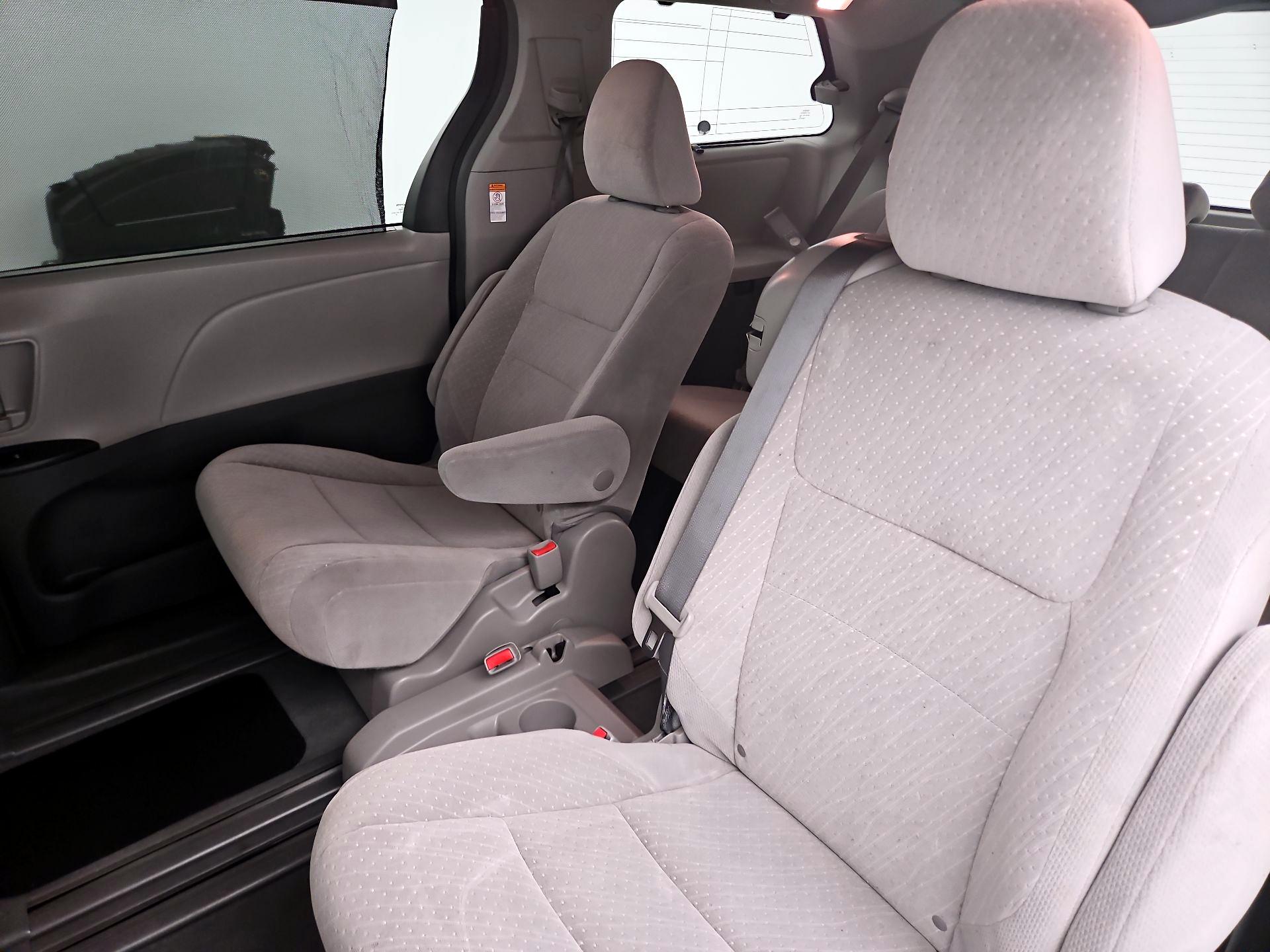 Thumbnail: 2019 Toyota Sienna - 19
