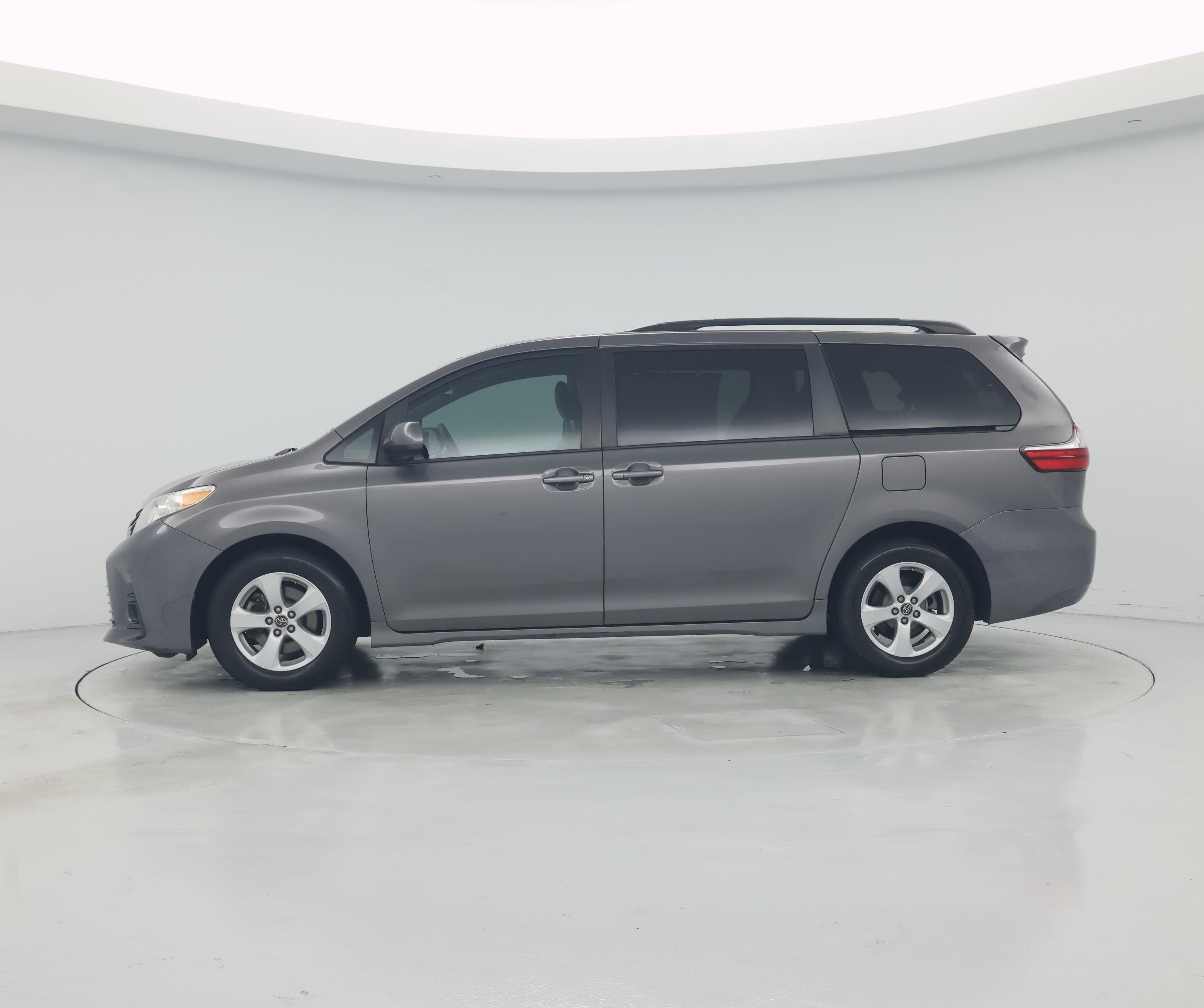 Thumbnail: 2019 Toyota Sienna - 3