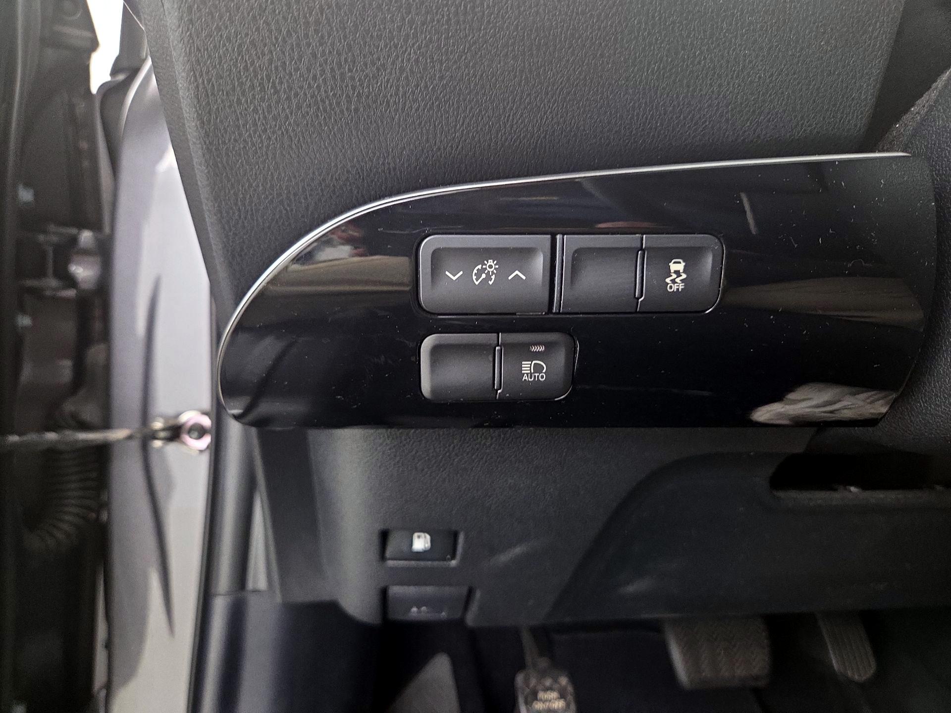 Thumbnail: 2017 Toyota Prius - 13