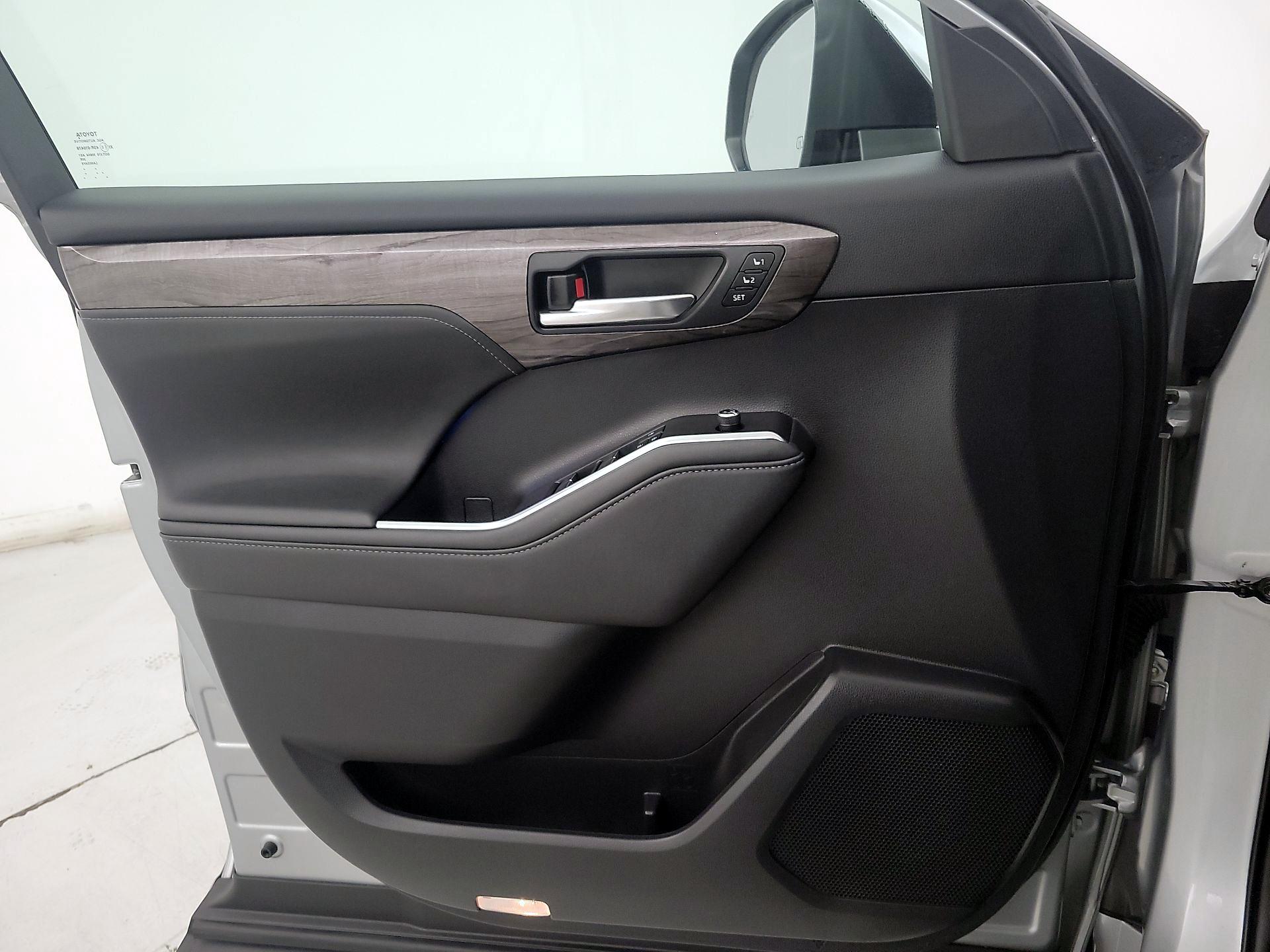 Thumbnail: 2021 Toyota Highlander - 12