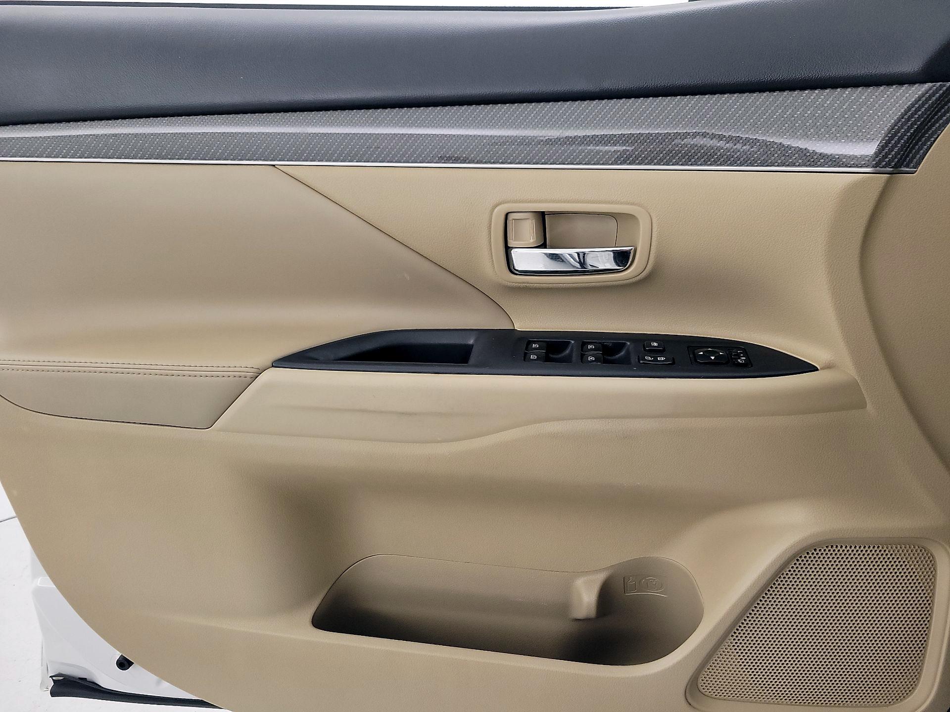 Thumbnail: 2019 Mitsubishi Outlander - 12