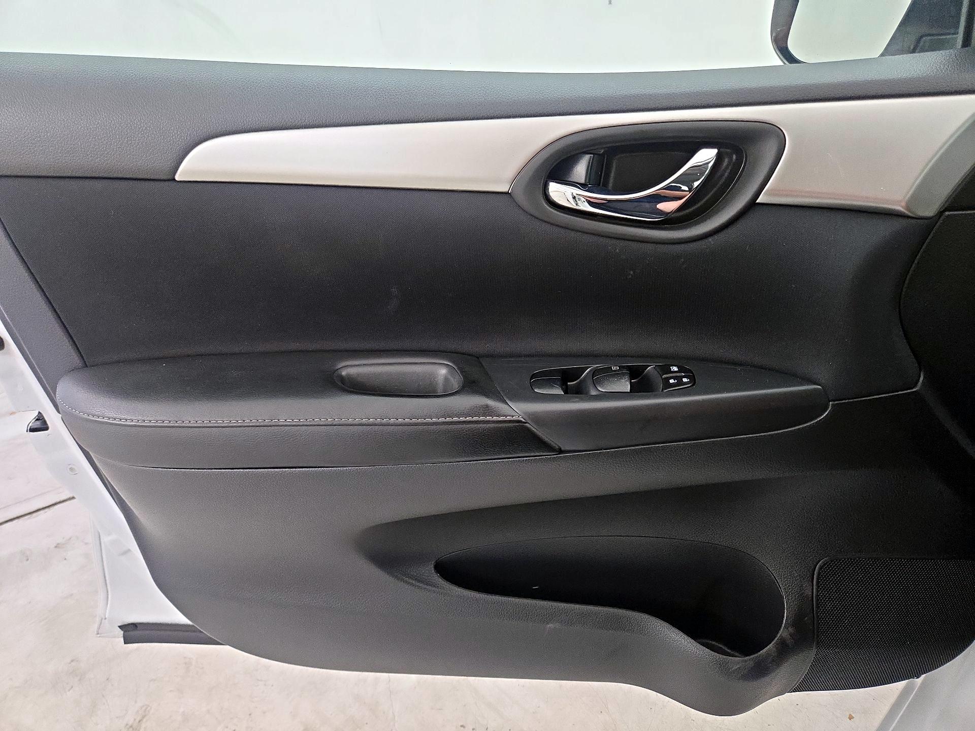 Thumbnail: 2016 Nissan Sentra - 12