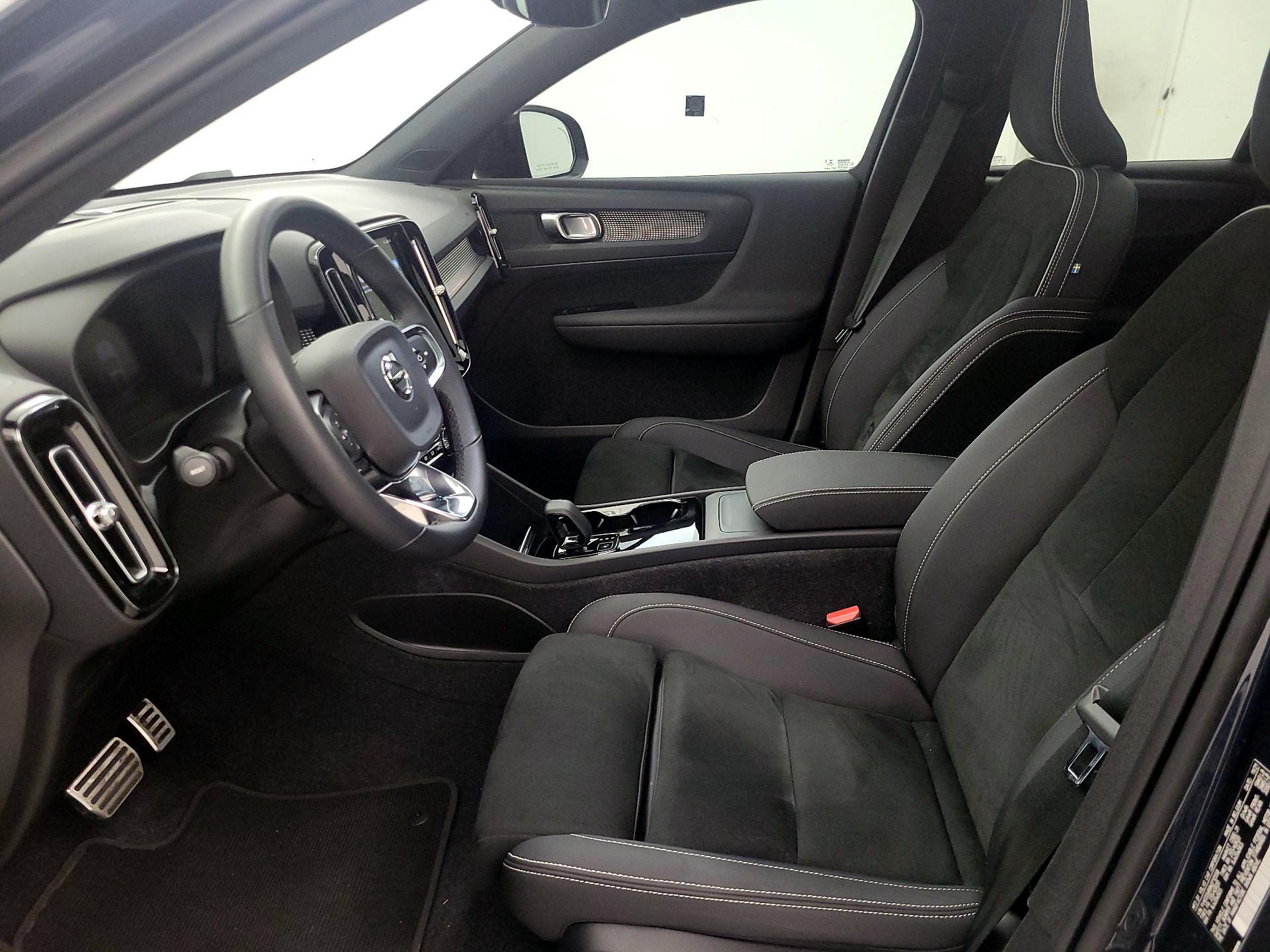 Thumbnail: 2022 Volvo XC40 - 11