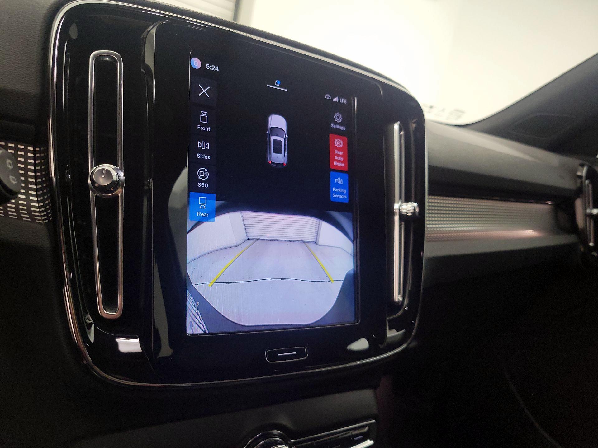 Thumbnail: 2022 Volvo XC40 - 14