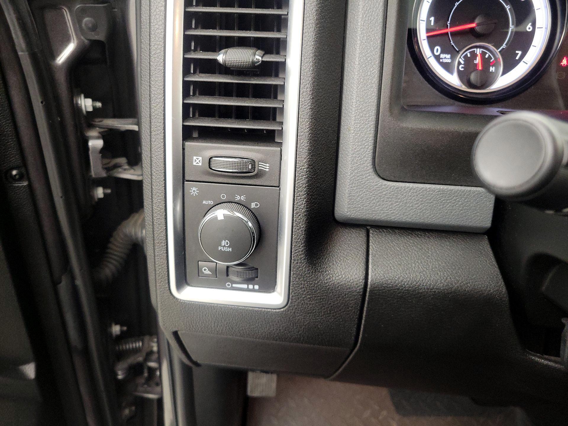 Thumbnail: 2019 RAM 1500 Classic - 13
