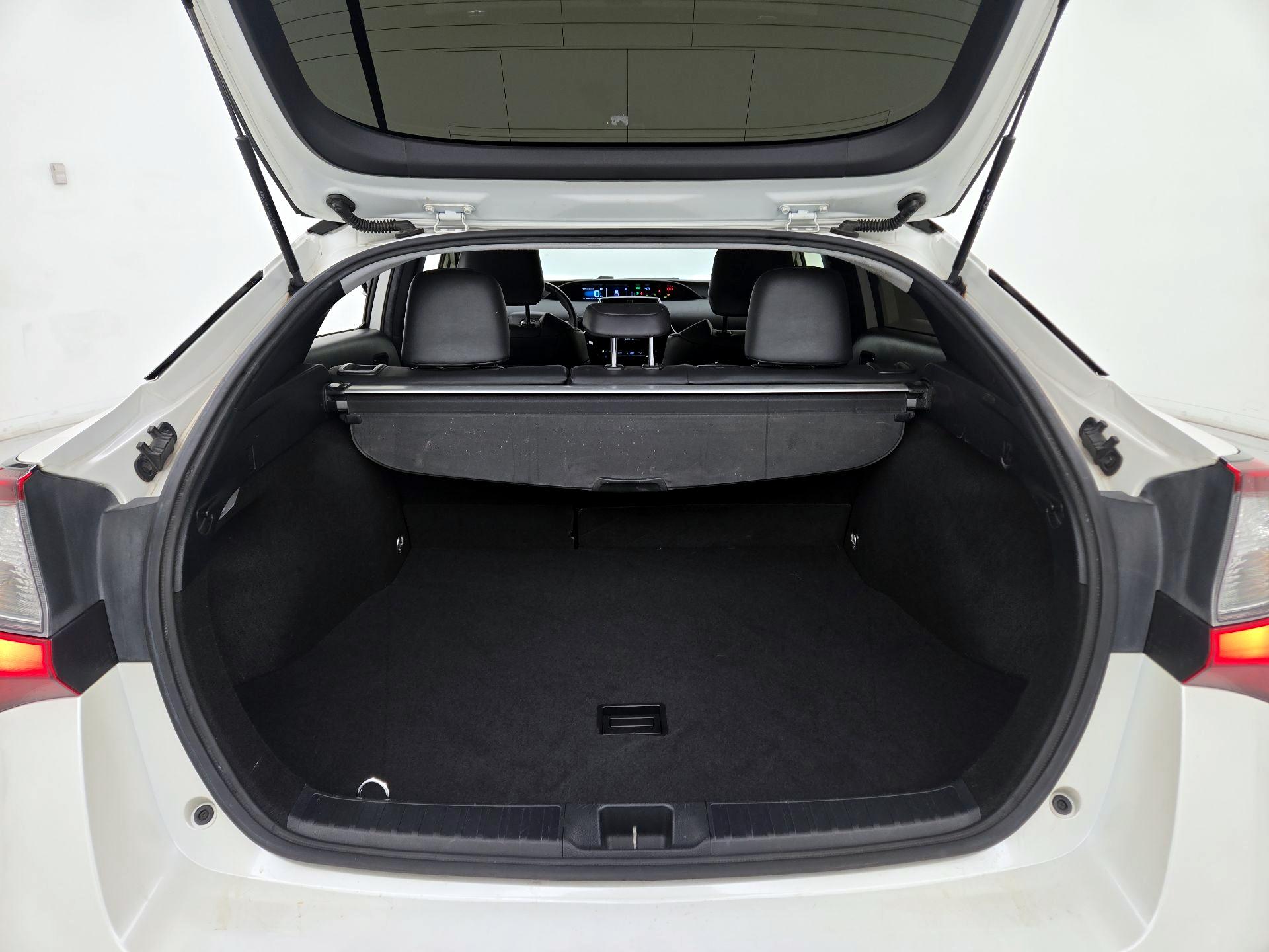 Thumbnail: 2019 Toyota Prius - 19
