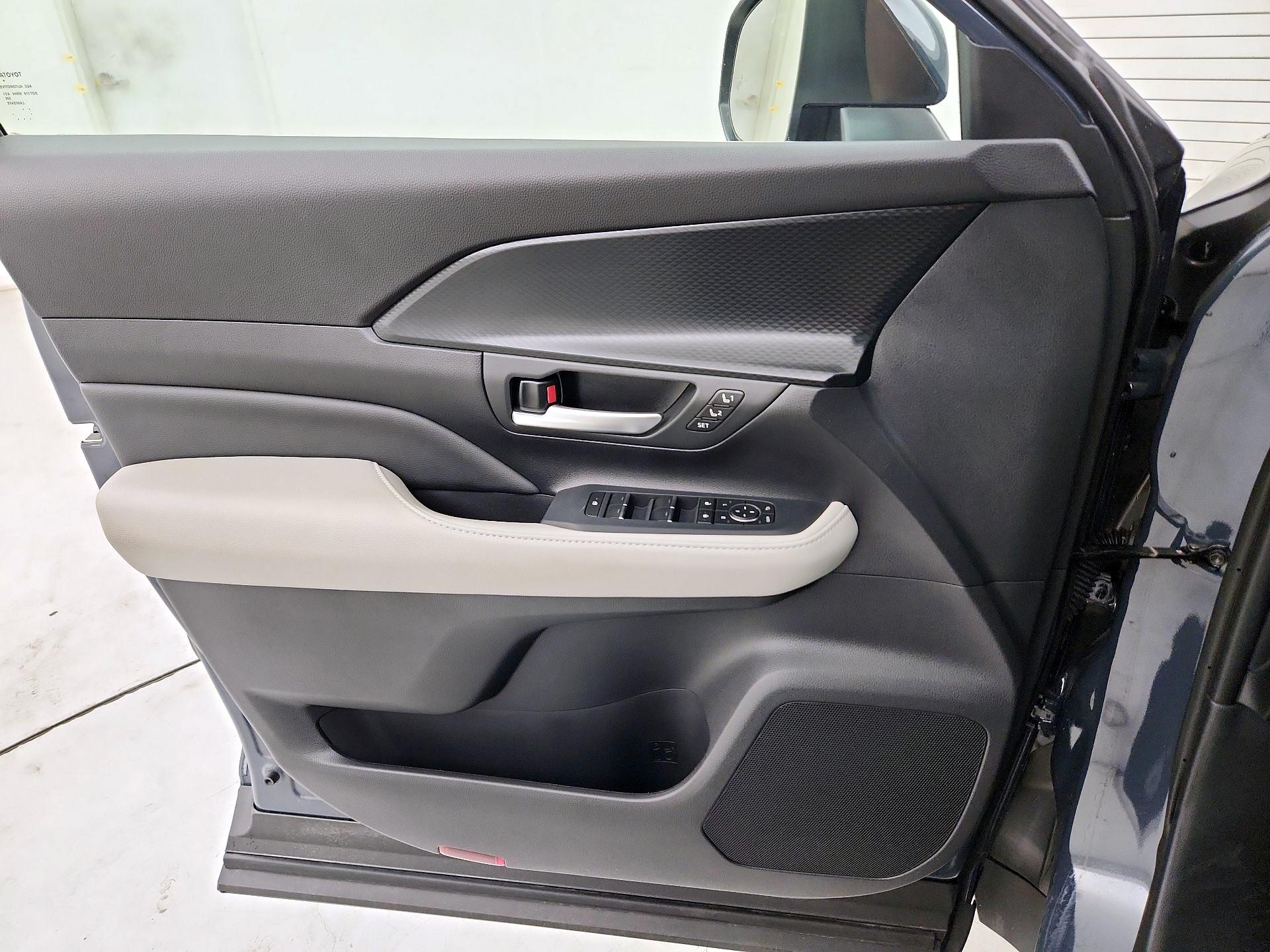 Thumbnail: 2024 Toyota Highlander - 12