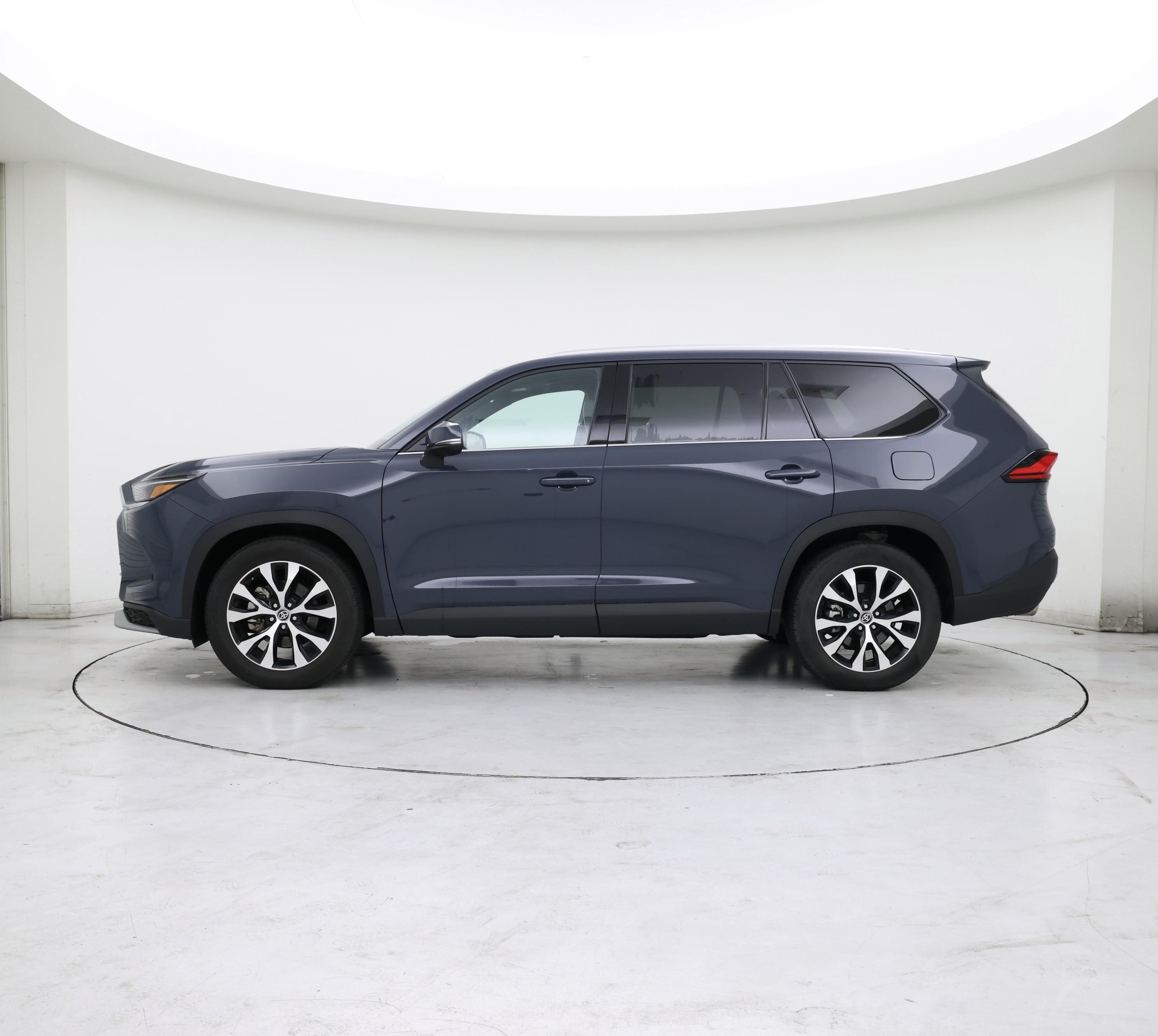 Thumbnail: 2024 Toyota Highlander - 3