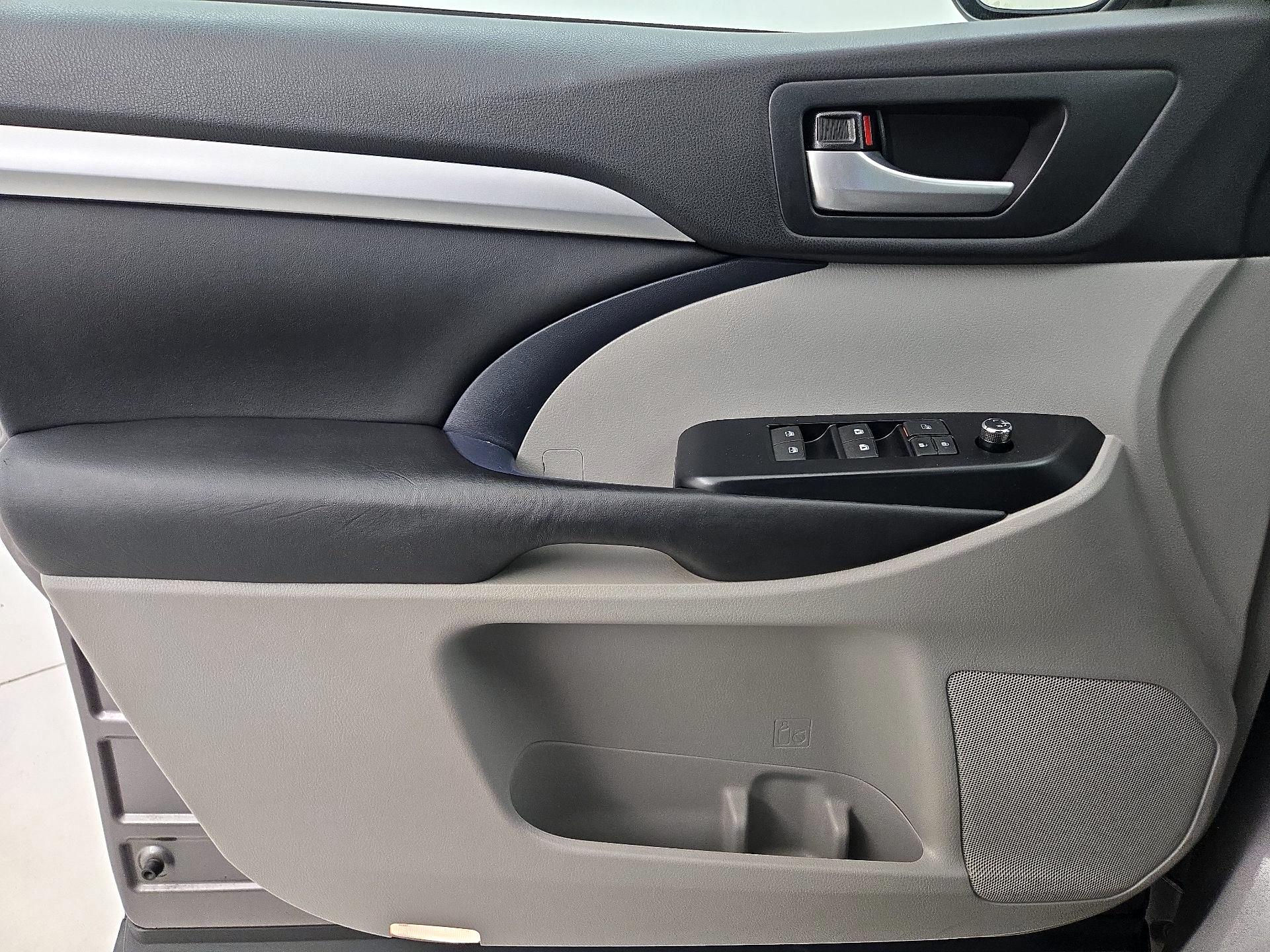 Thumbnail: 2016 Toyota Highlander - 12