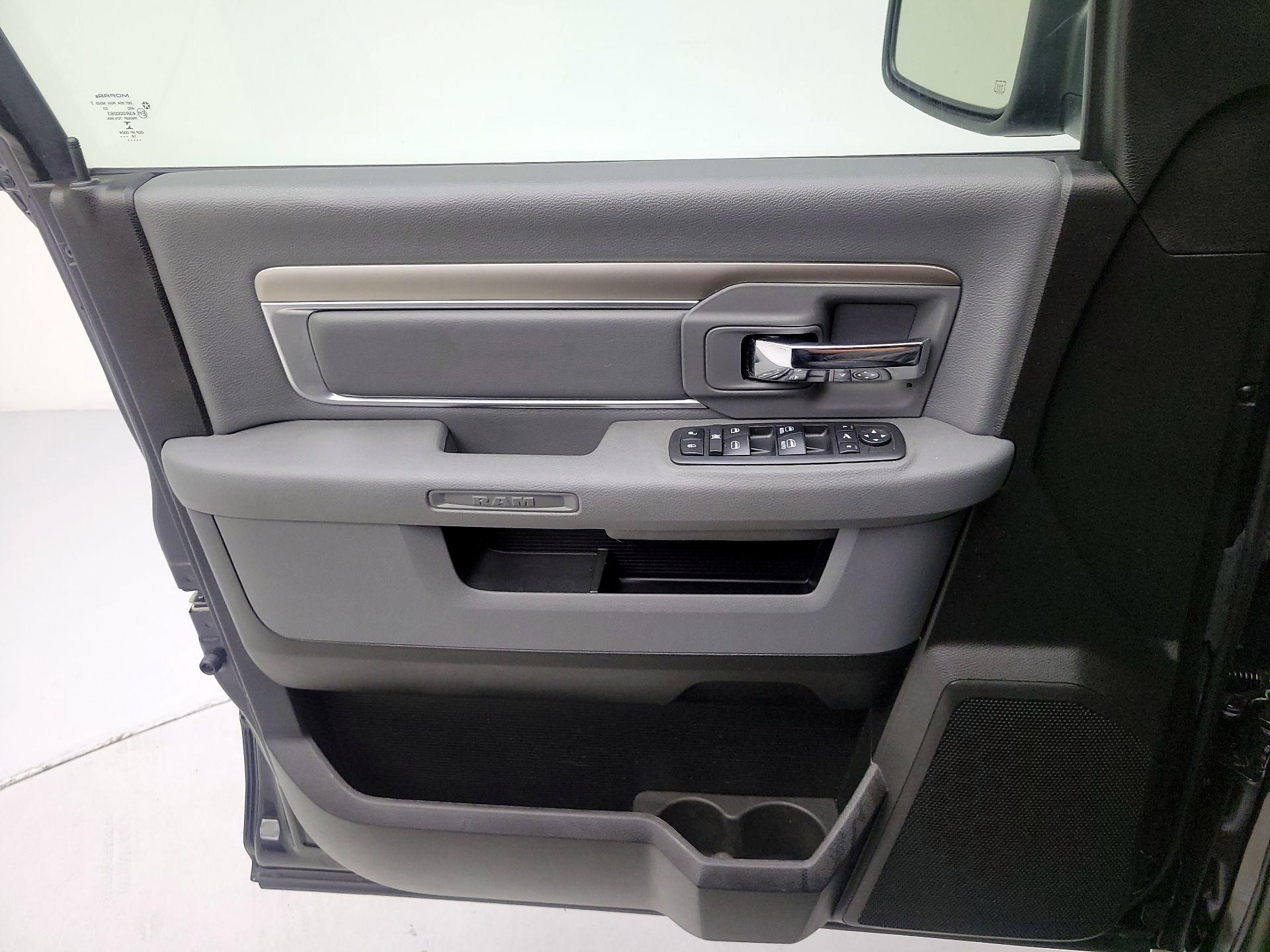 Thumbnail: 2019 RAM 1500 Classic - 12