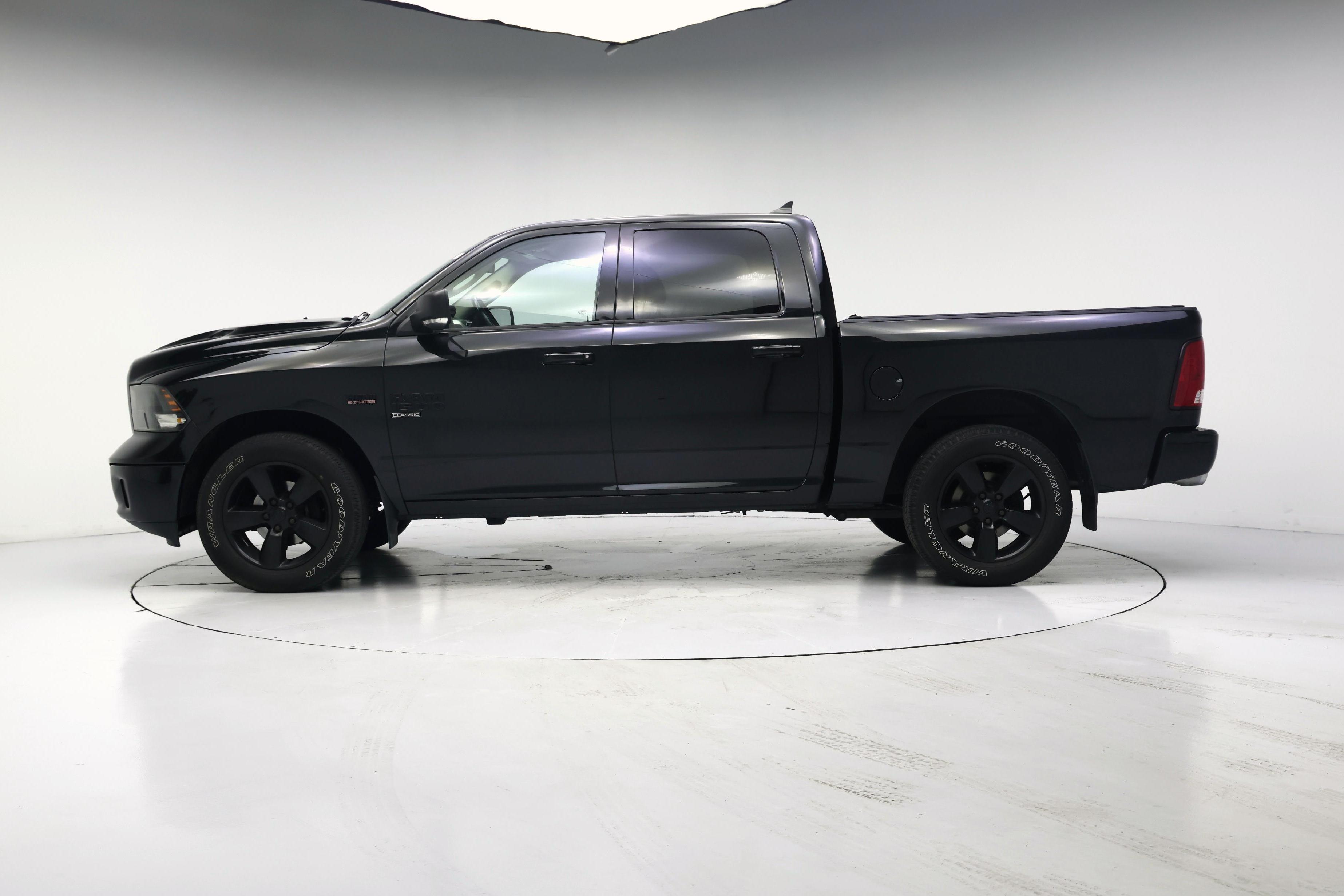 Thumbnail: 2019 RAM 1500 Classic - 3