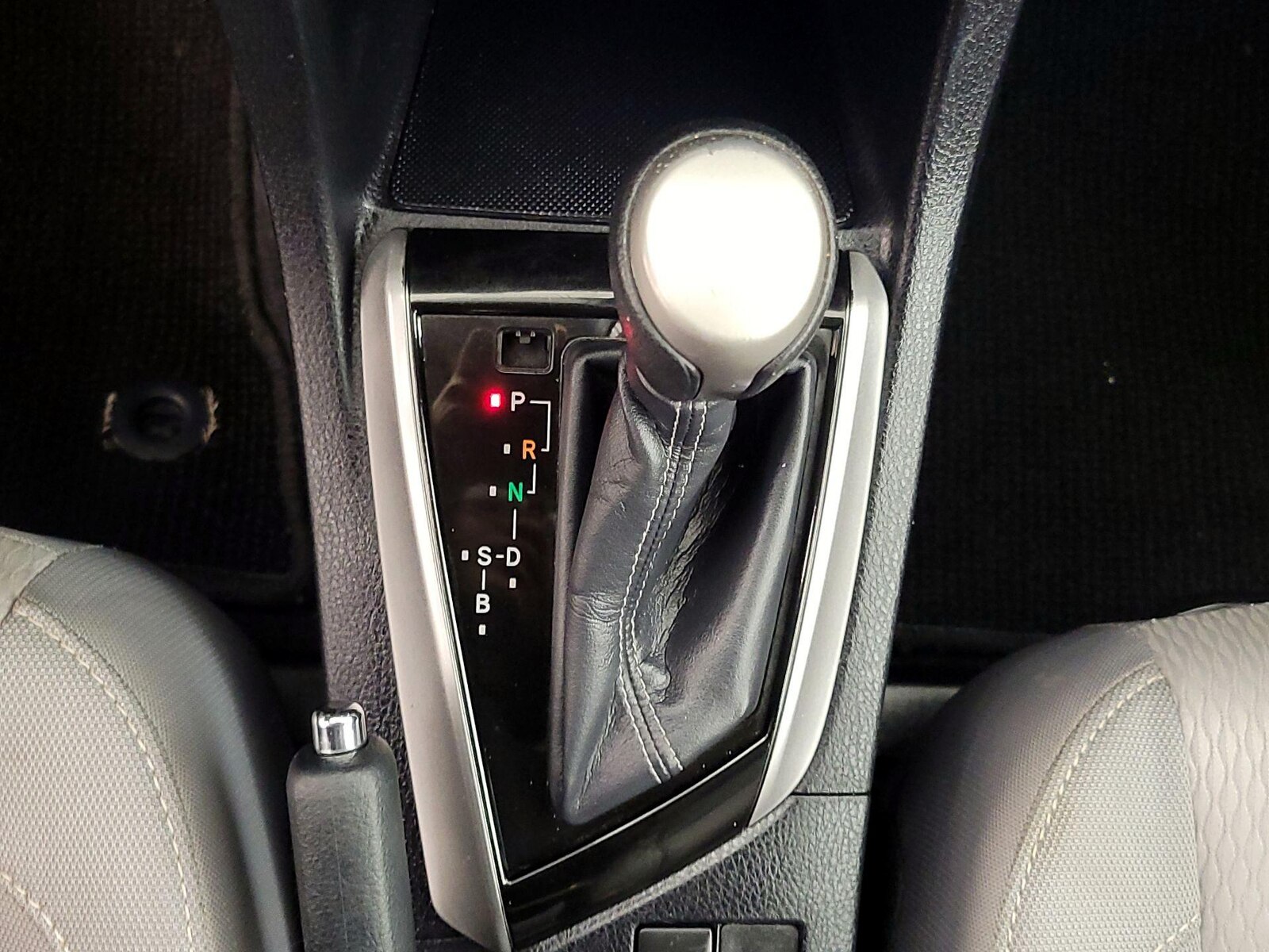 2015 Toyota Corolla LE - Photo 18