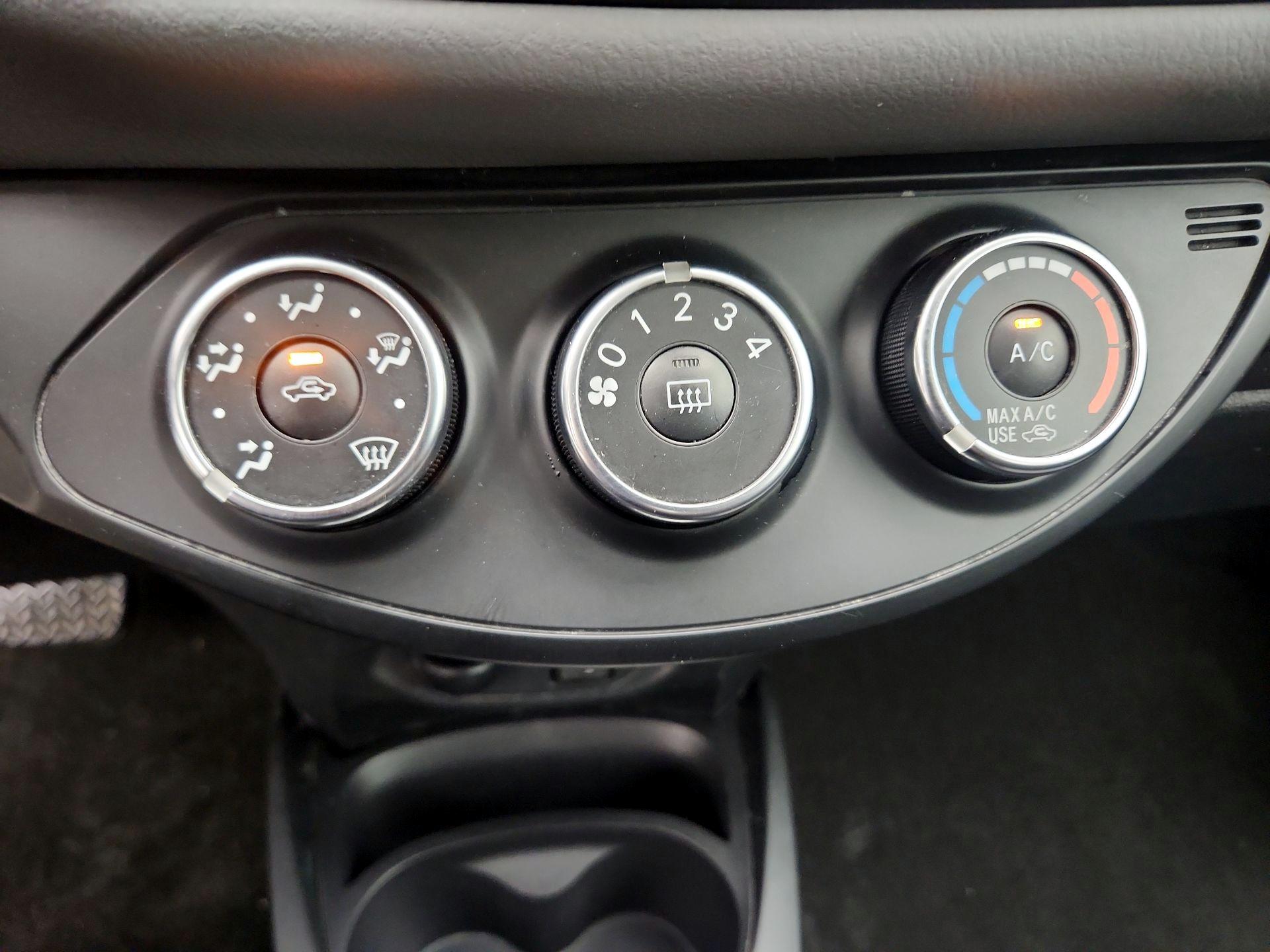 Thumbnail: 2015 Toyota Yaris - 16