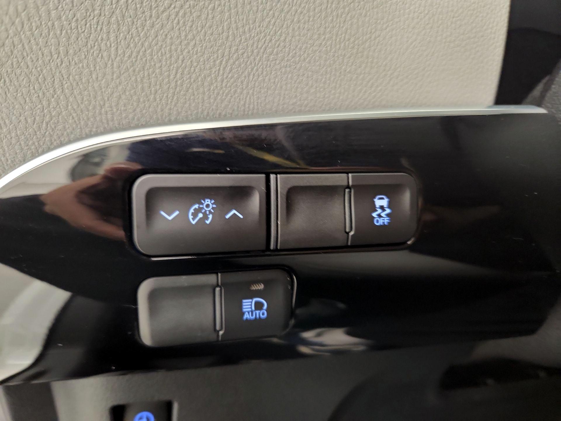 Thumbnail: 2018 Toyota Prius Prime - 13