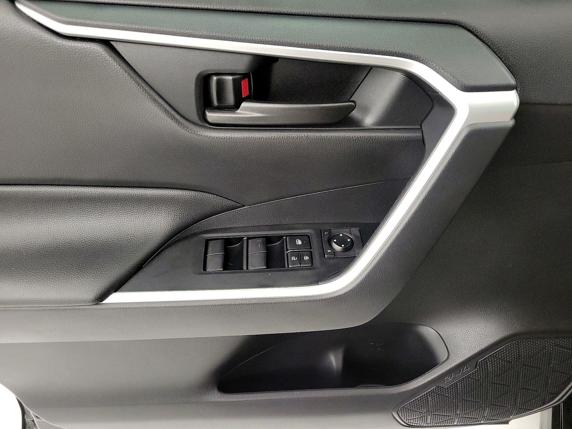 Thumbnail: 2020 Toyota RAV4 - 12