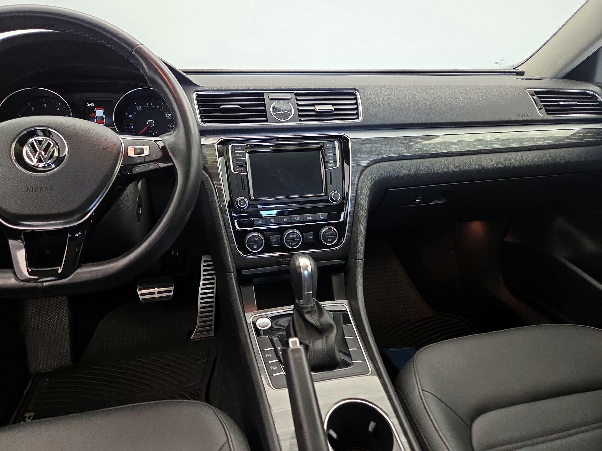Thumbnail: 2017 Volkswagen Passat - 9