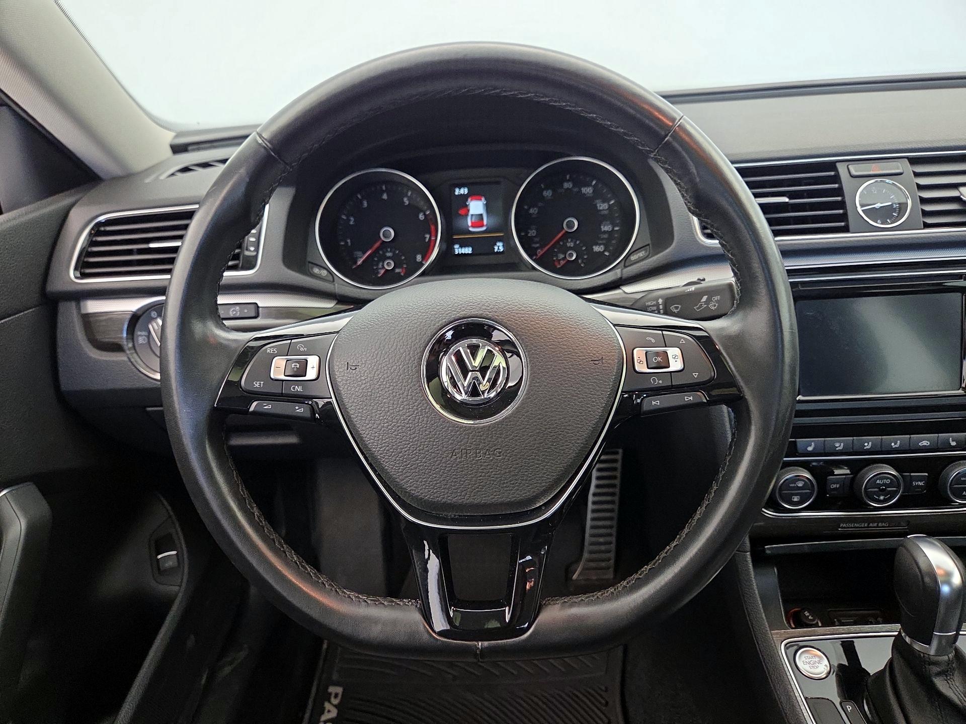 Thumbnail: 2017 Volkswagen Passat - 10