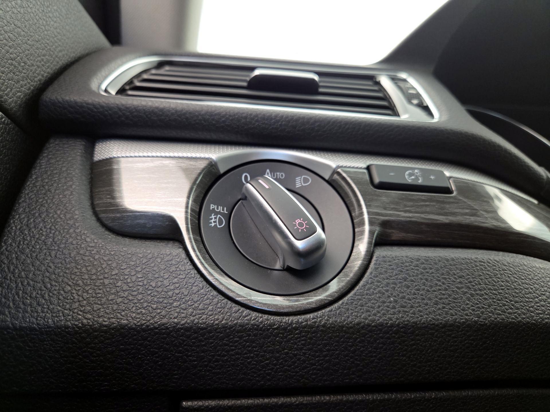 Thumbnail: 2017 Volkswagen Passat - 13