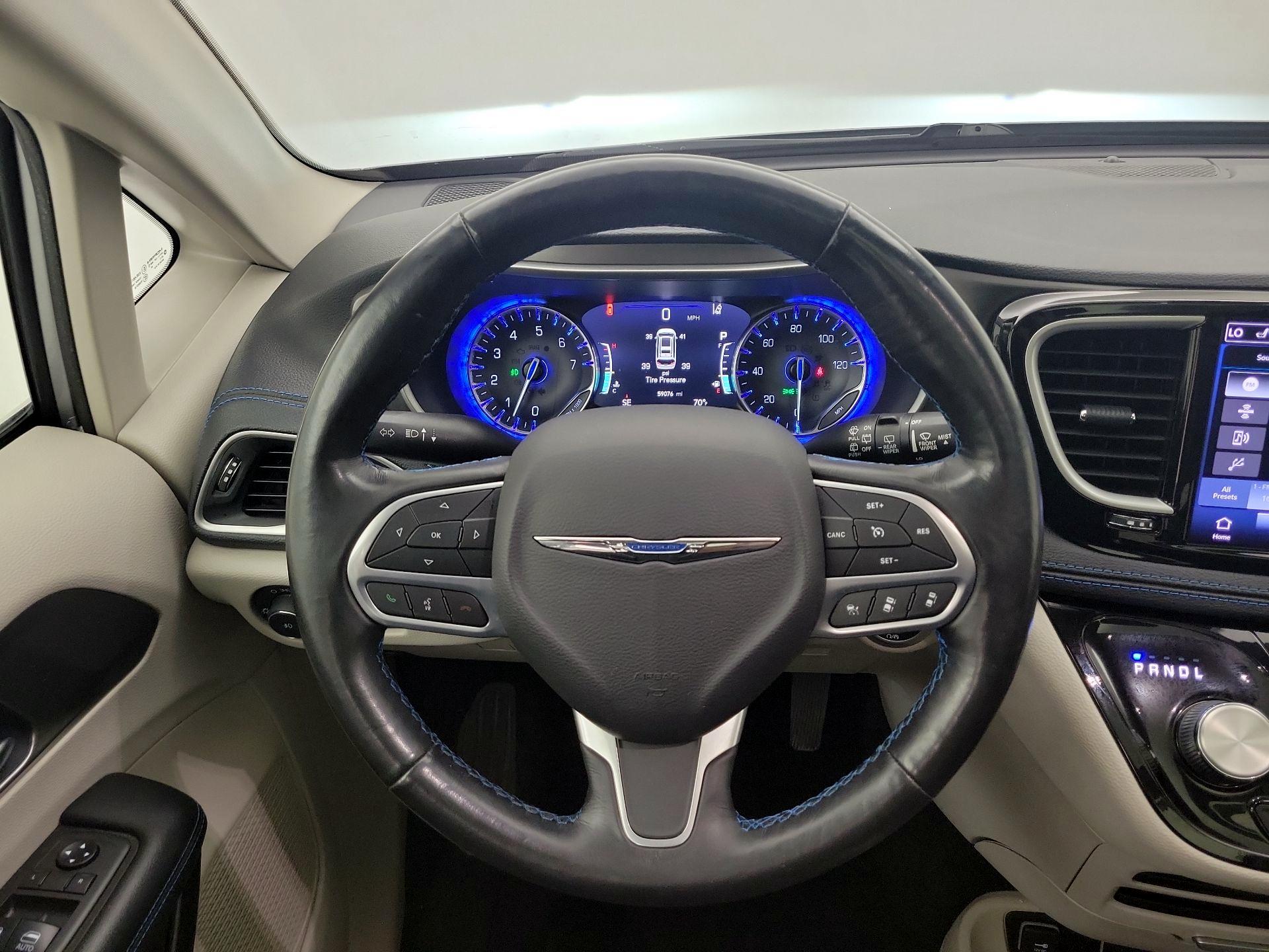 Thumbnail: 2021 Chrysler Pacifica - 10