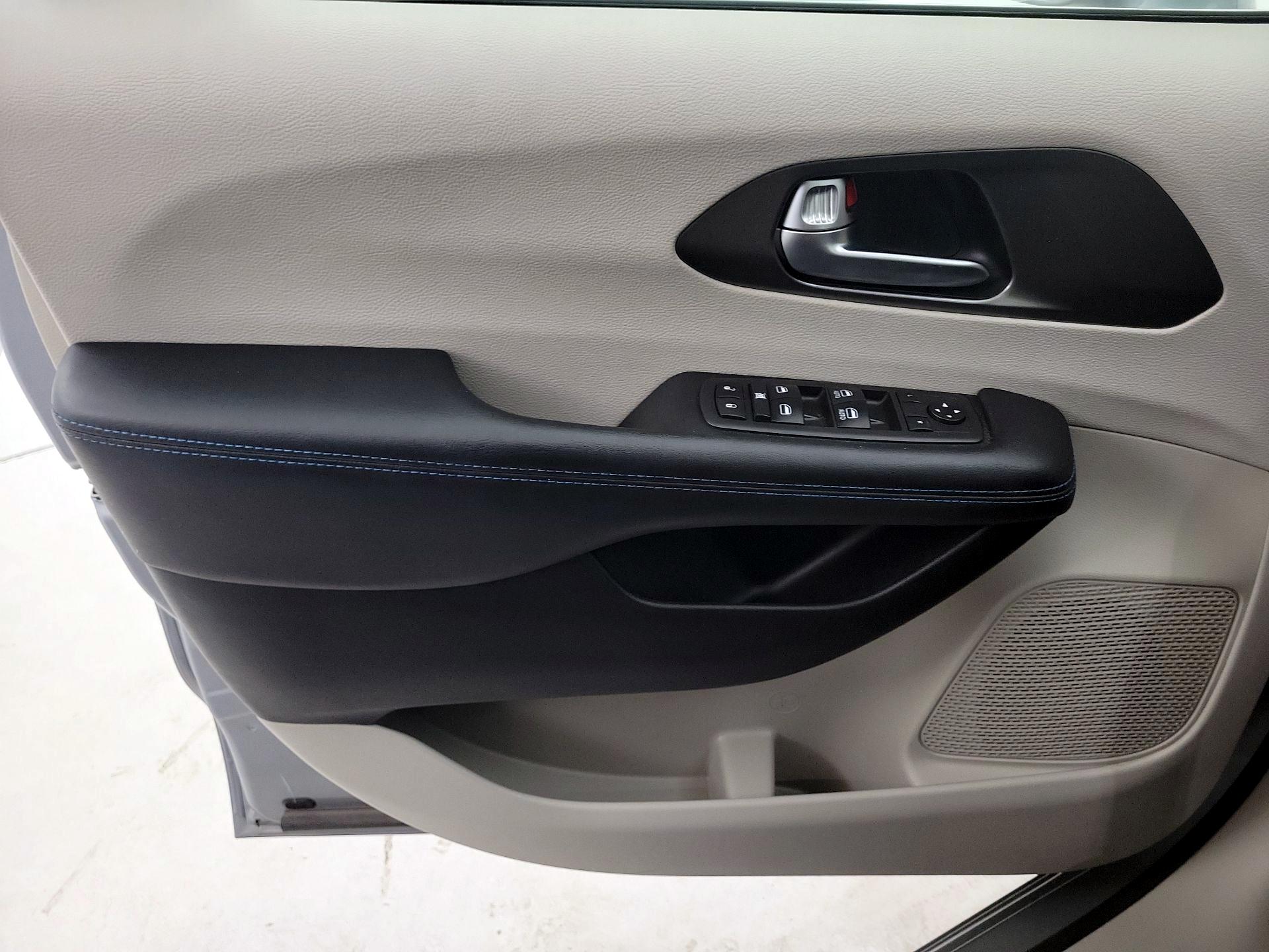 Thumbnail: 2021 Chrysler Pacifica - 12