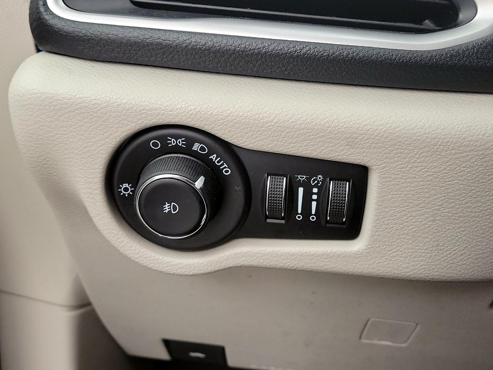 Thumbnail: 2021 Chrysler Pacifica - 13