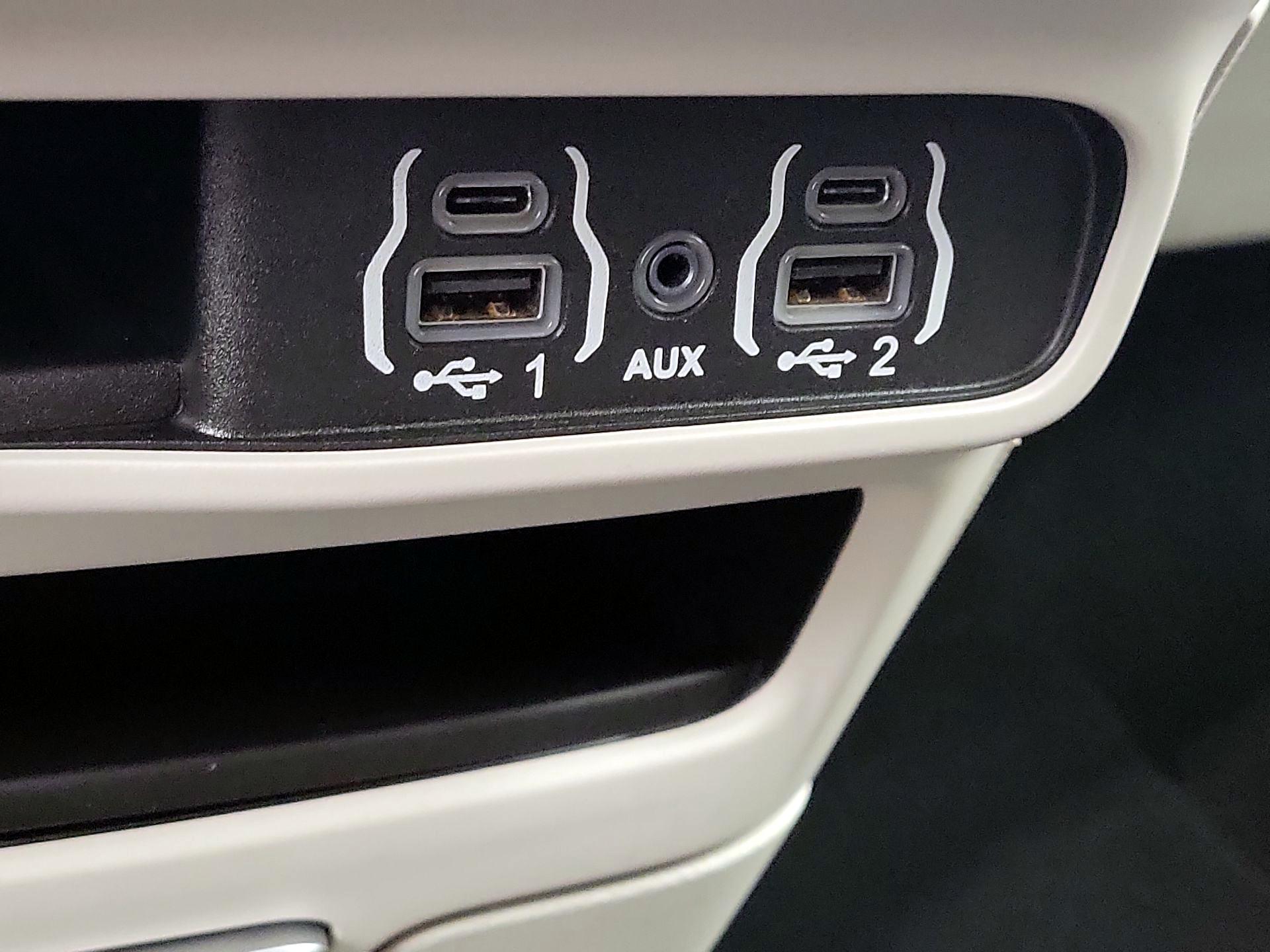Thumbnail: 2021 Chrysler Pacifica - 18