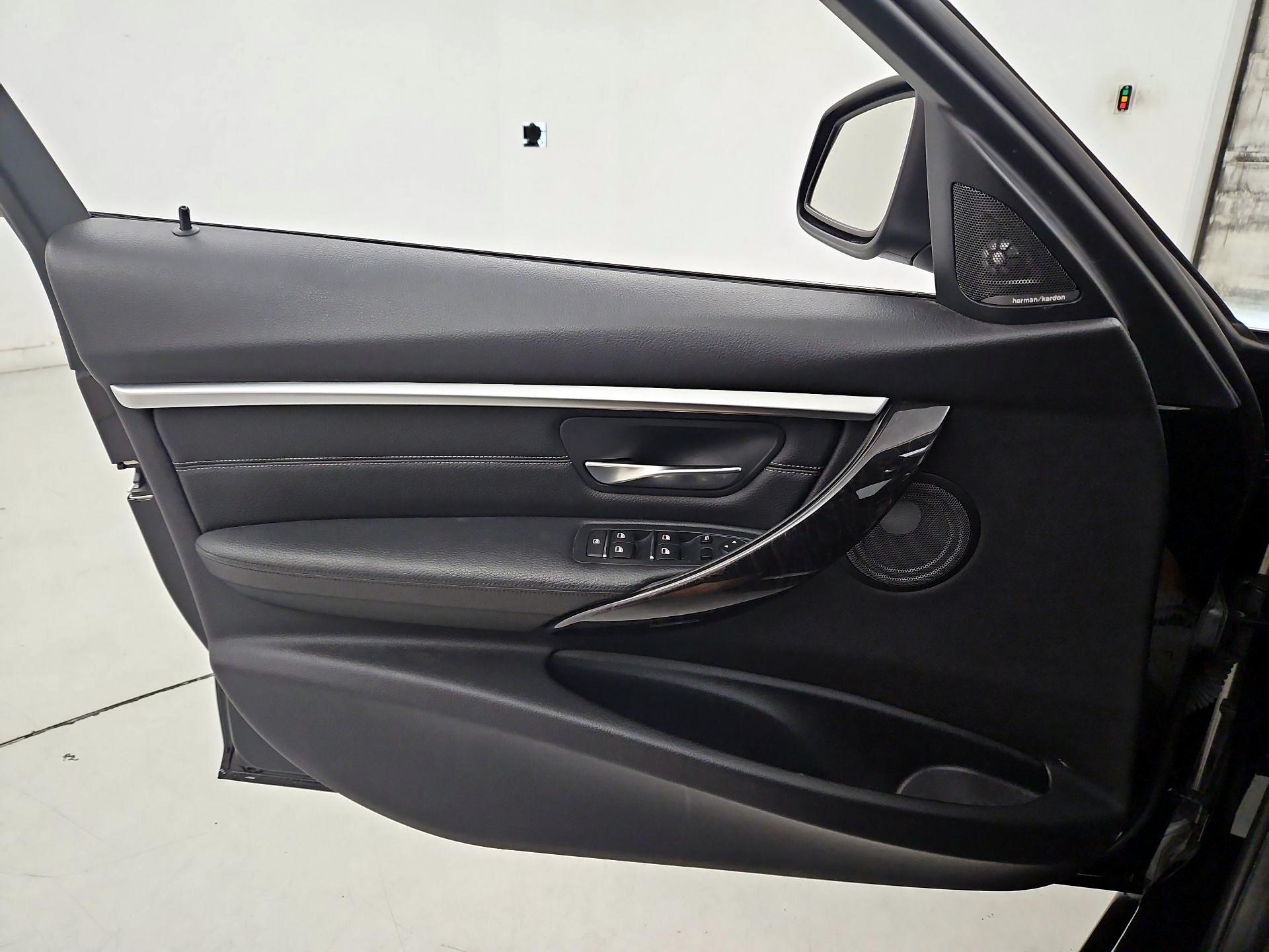 Thumbnail: 2016 BMW 3 Series - 12