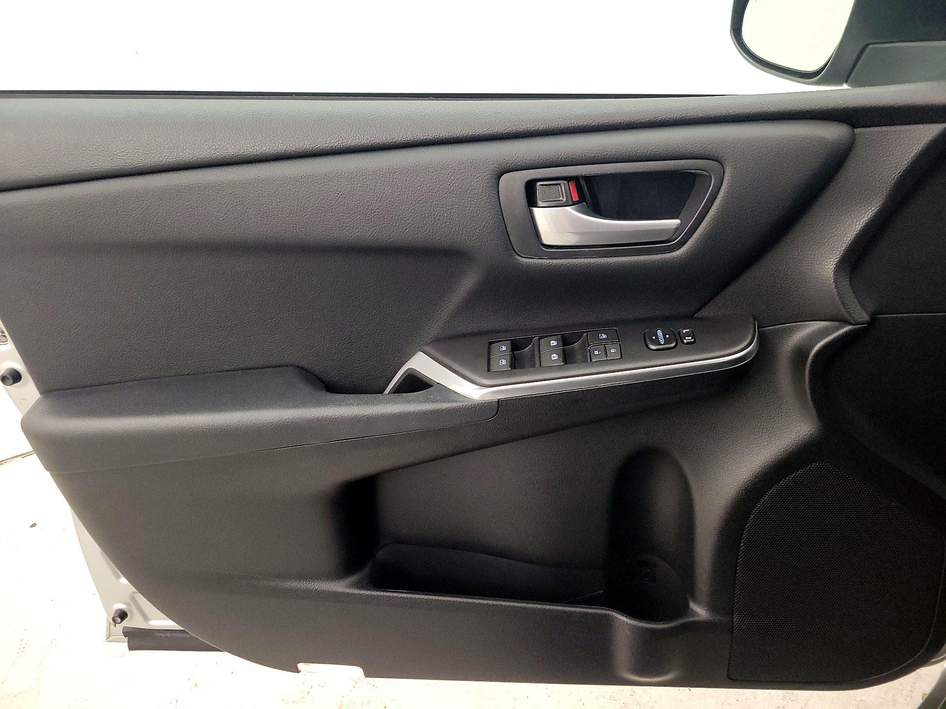 Thumbnail: 2016 Toyota Camry - 12