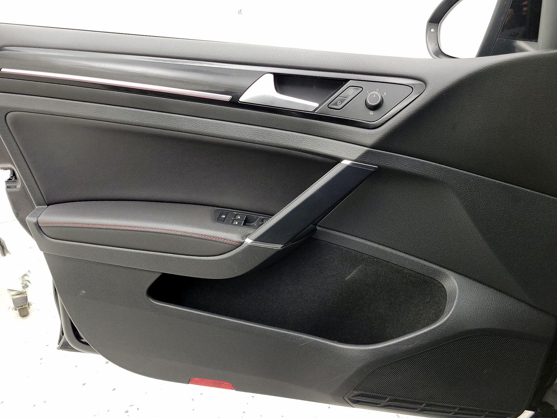 Thumbnail: 2015 Volkswagen Golf - 12