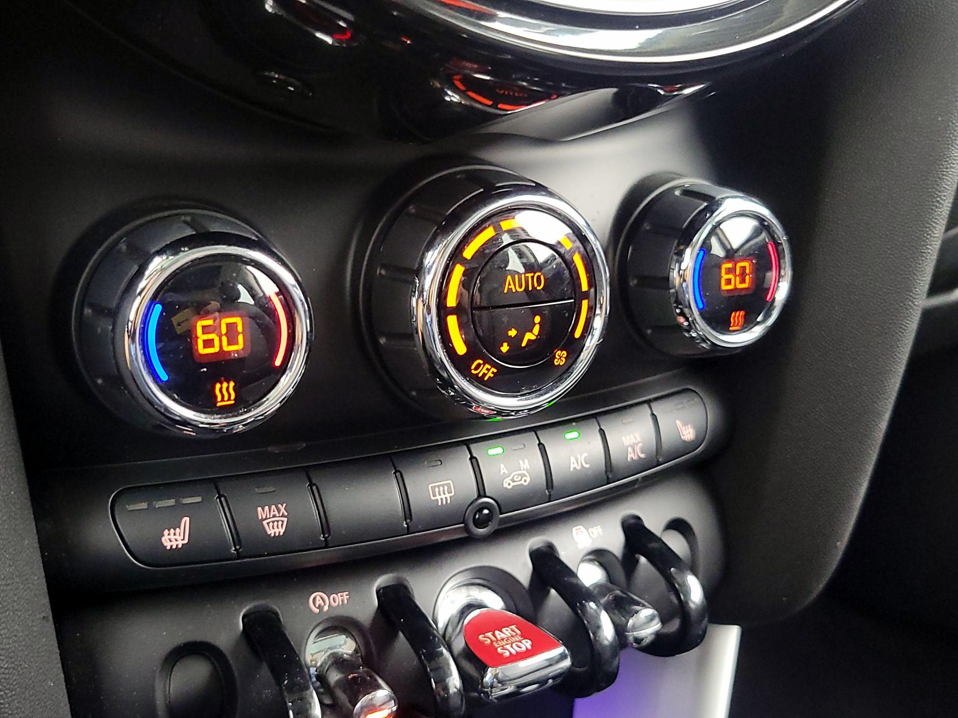 Thumbnail: 2015 MINI Cooper Hardtop - 17