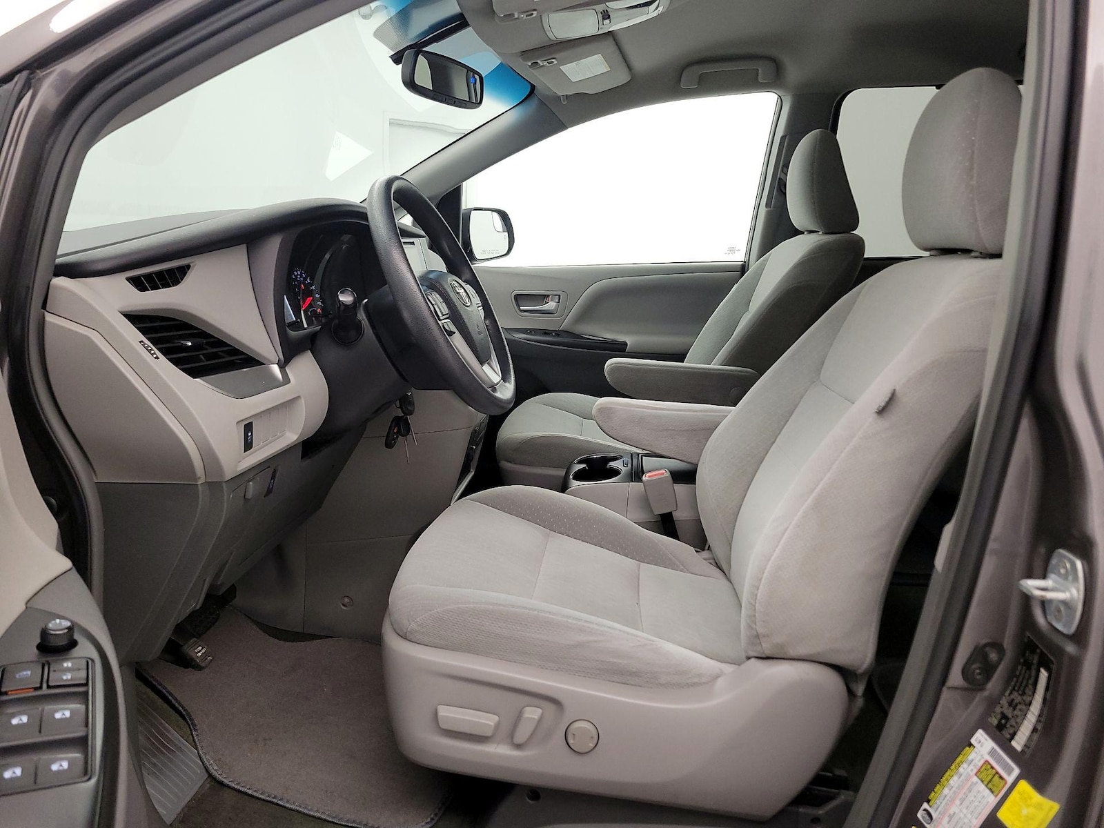 2017 Toyota Sienna LE - Photo 12